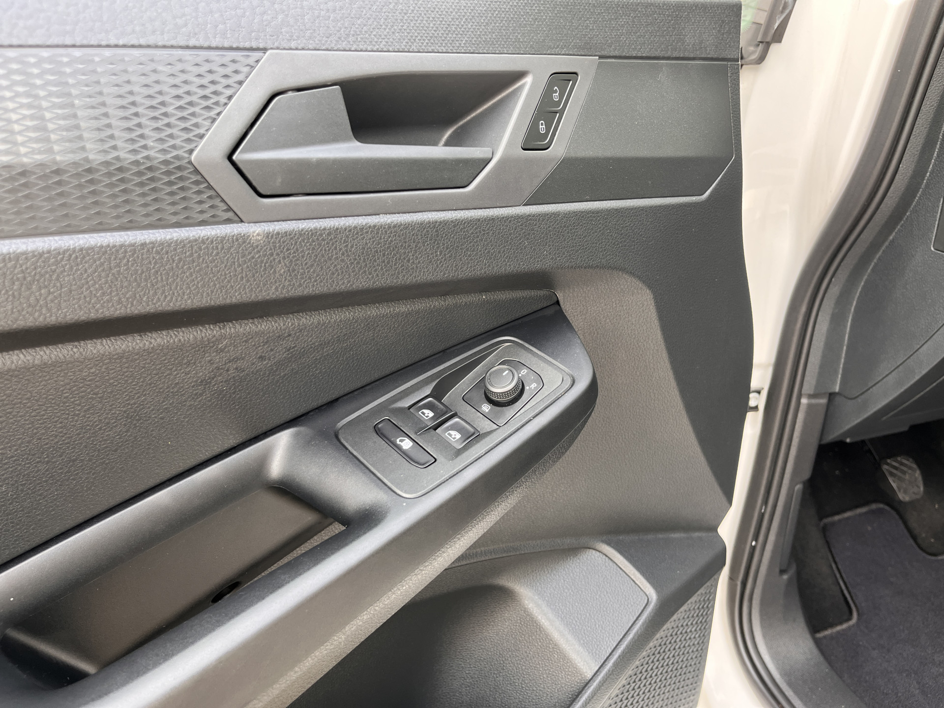 Foto van Volkswagen Caddy Modified Partition Wall