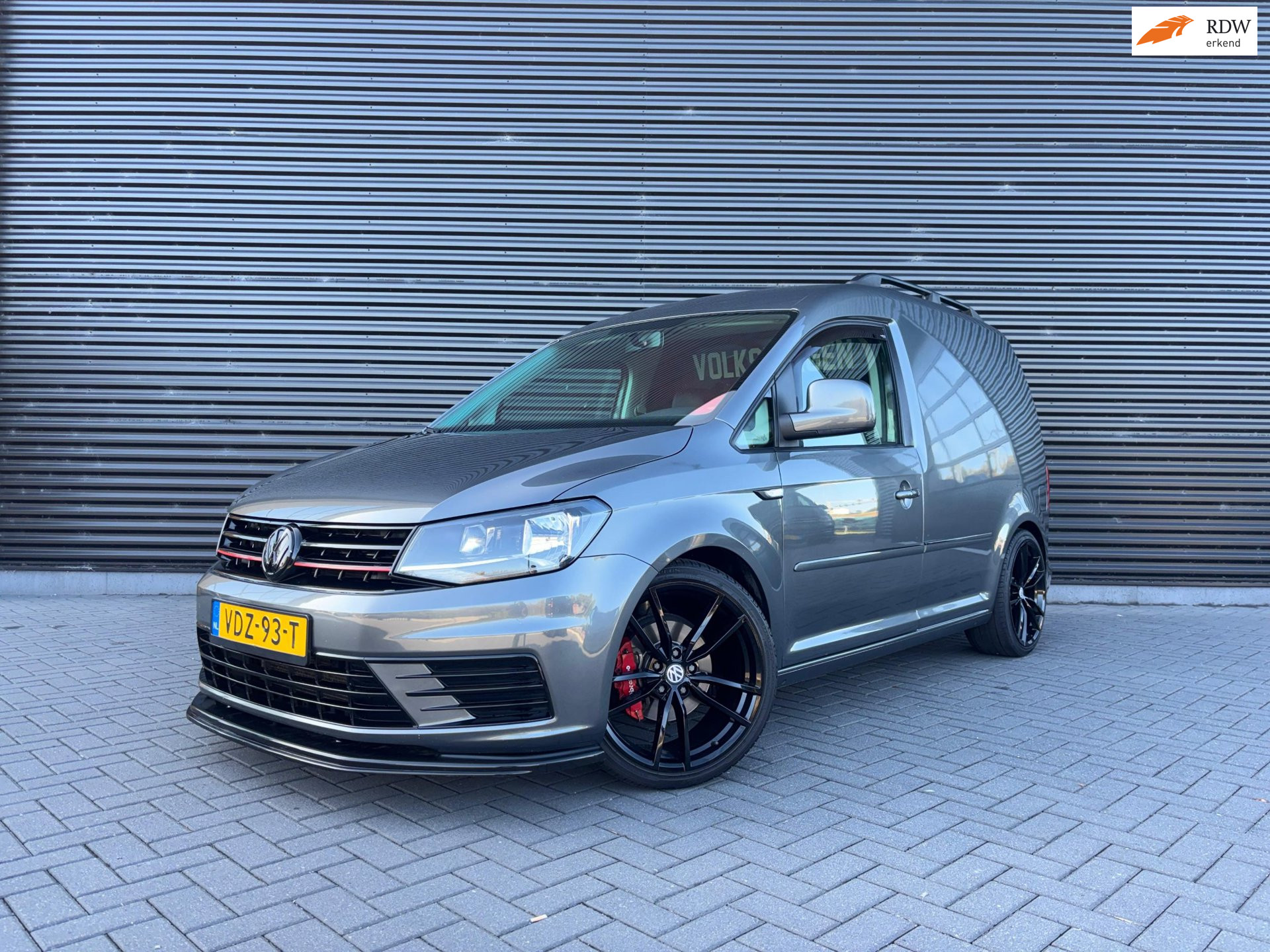 Volkswagen Caddy 2.0 TDI |185 PK| APPLE CARPLAY| LEDER| SCHROEFSET| AFNEEMBARE TREKHAAK| CRUISE| MAXTON PAKKET| 2020 - voorkant