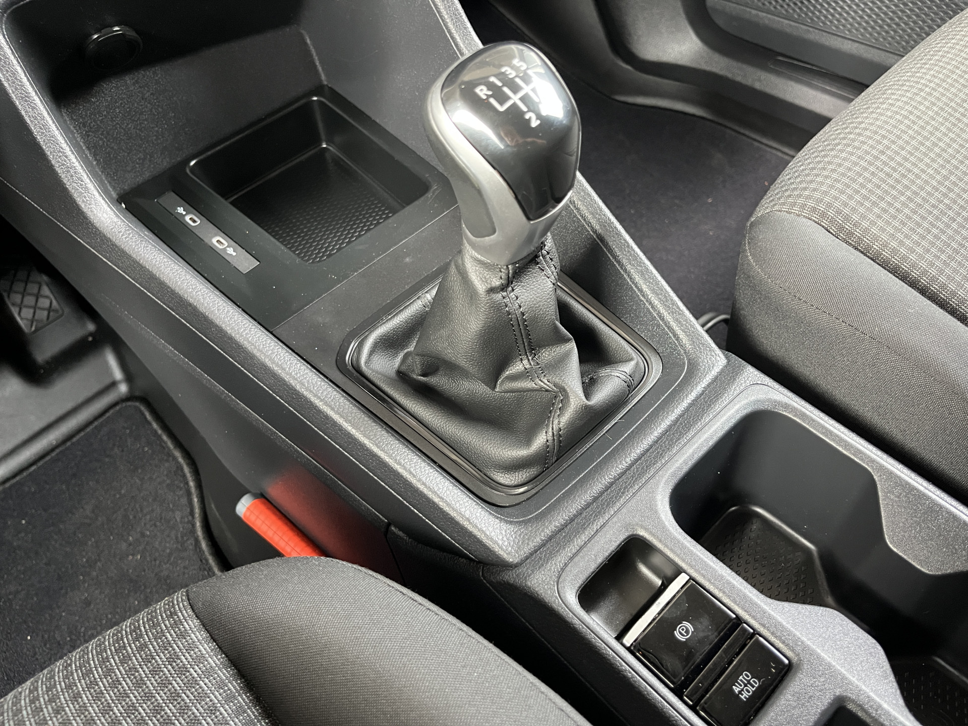 Foto van Volkswagen Caddy Modified Partition Wall