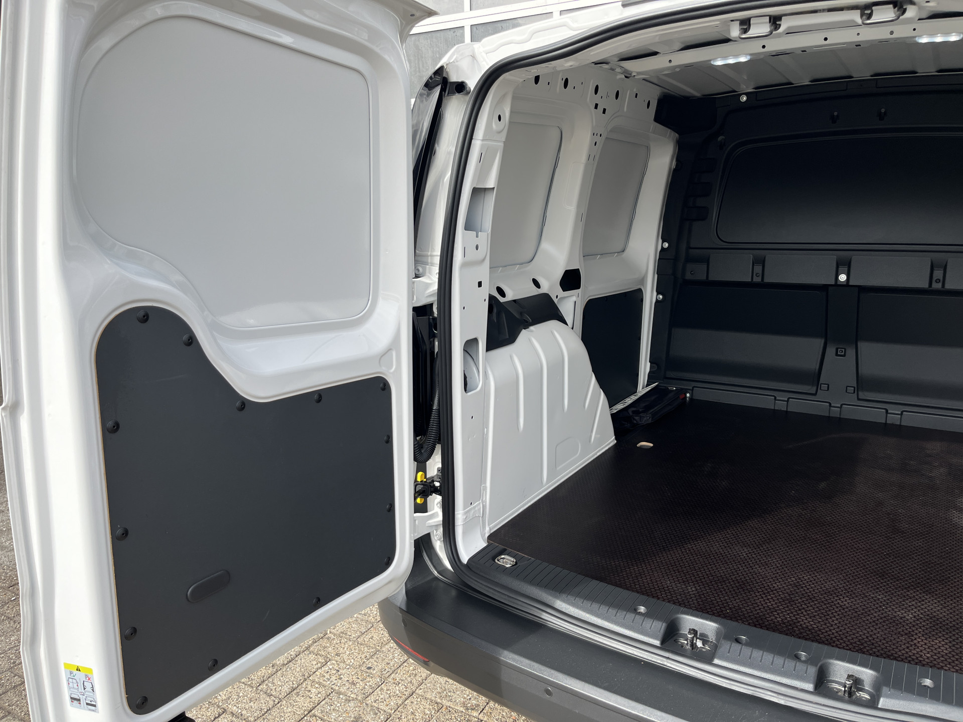 Foto van Volkswagen Caddy Modified Partition Wall