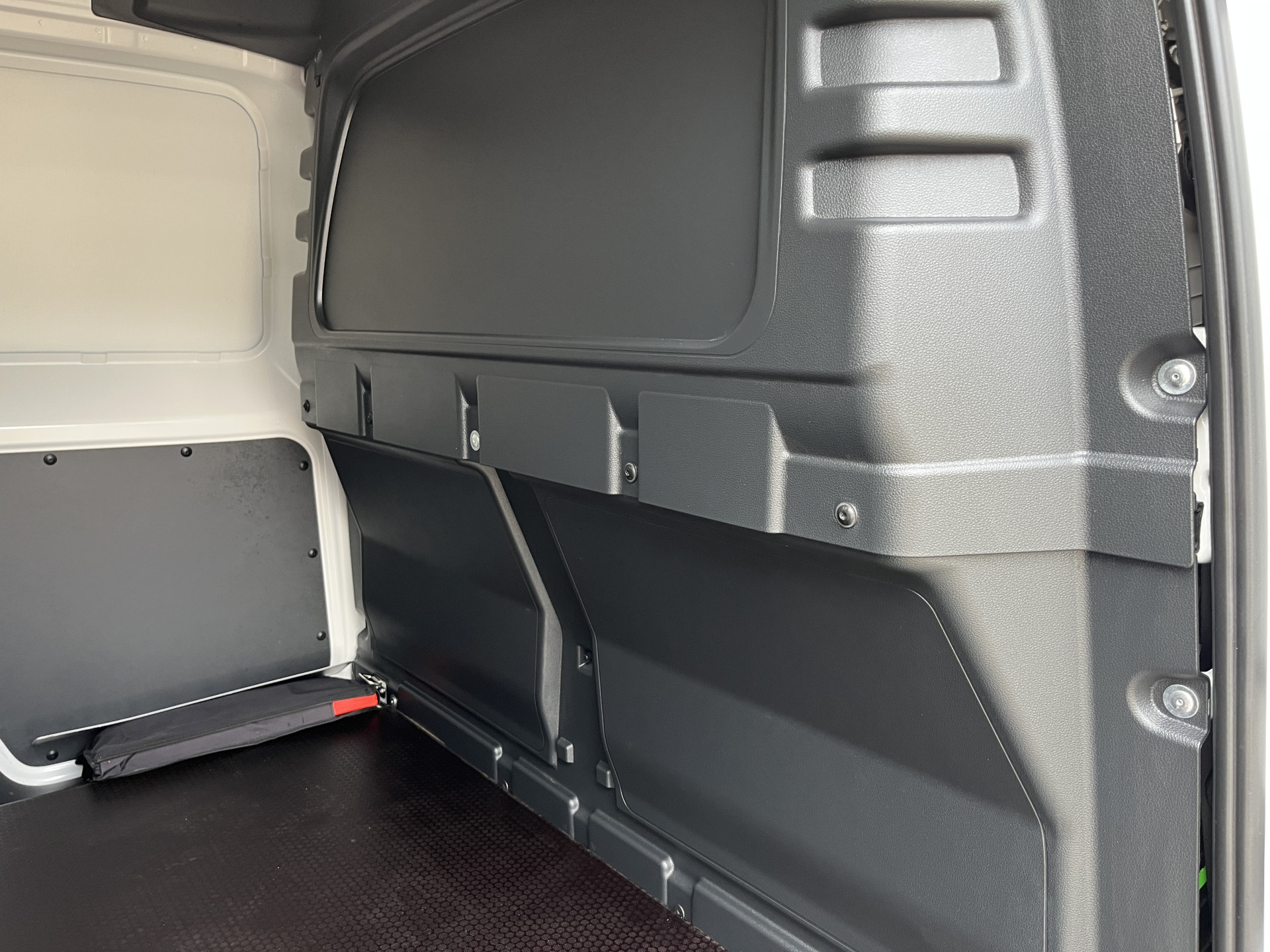 Foto van Volkswagen Caddy Modified Partition Wall