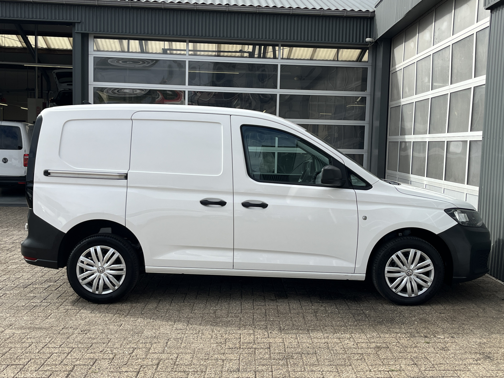 Foto van Volkswagen Caddy Modified Partition Wall