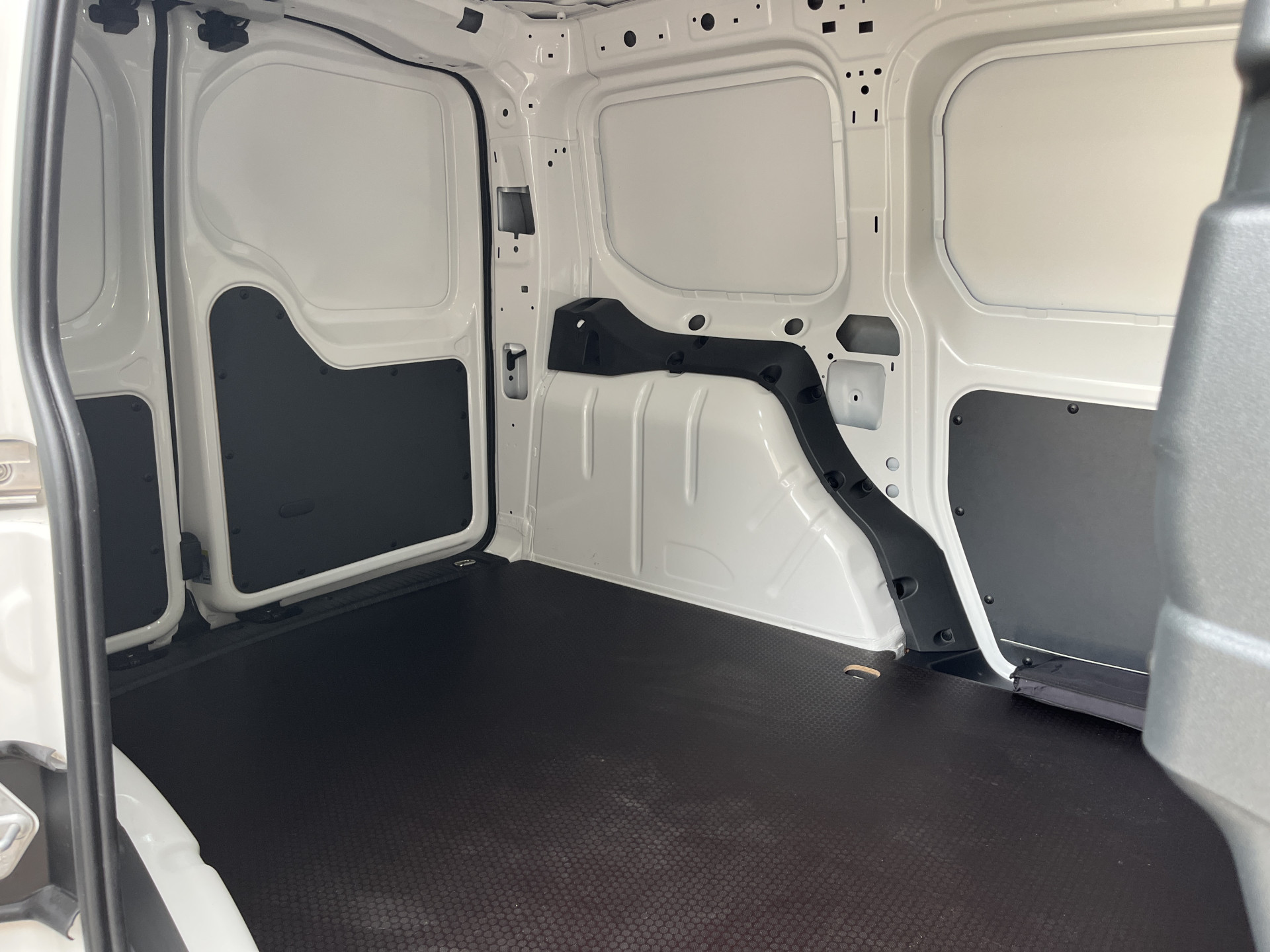 Foto van Volkswagen Caddy Modified Partition Wall