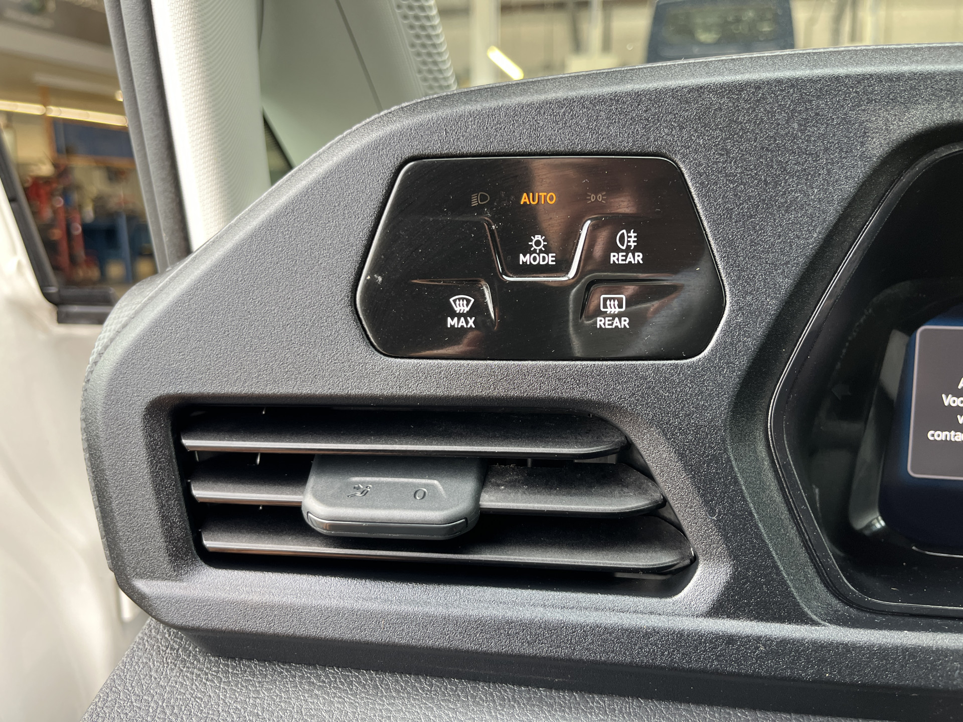Foto van Volkswagen Caddy Modified Partition Wall