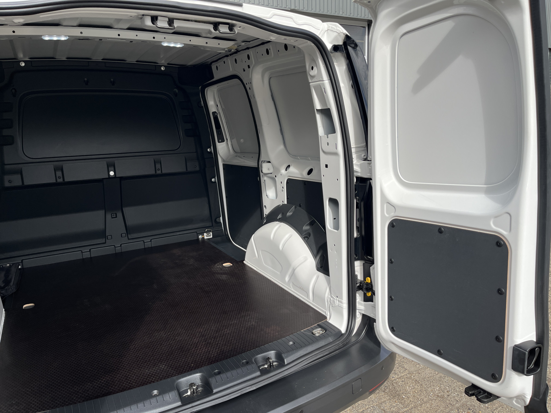 Foto van Volkswagen Caddy Modified Partition Wall