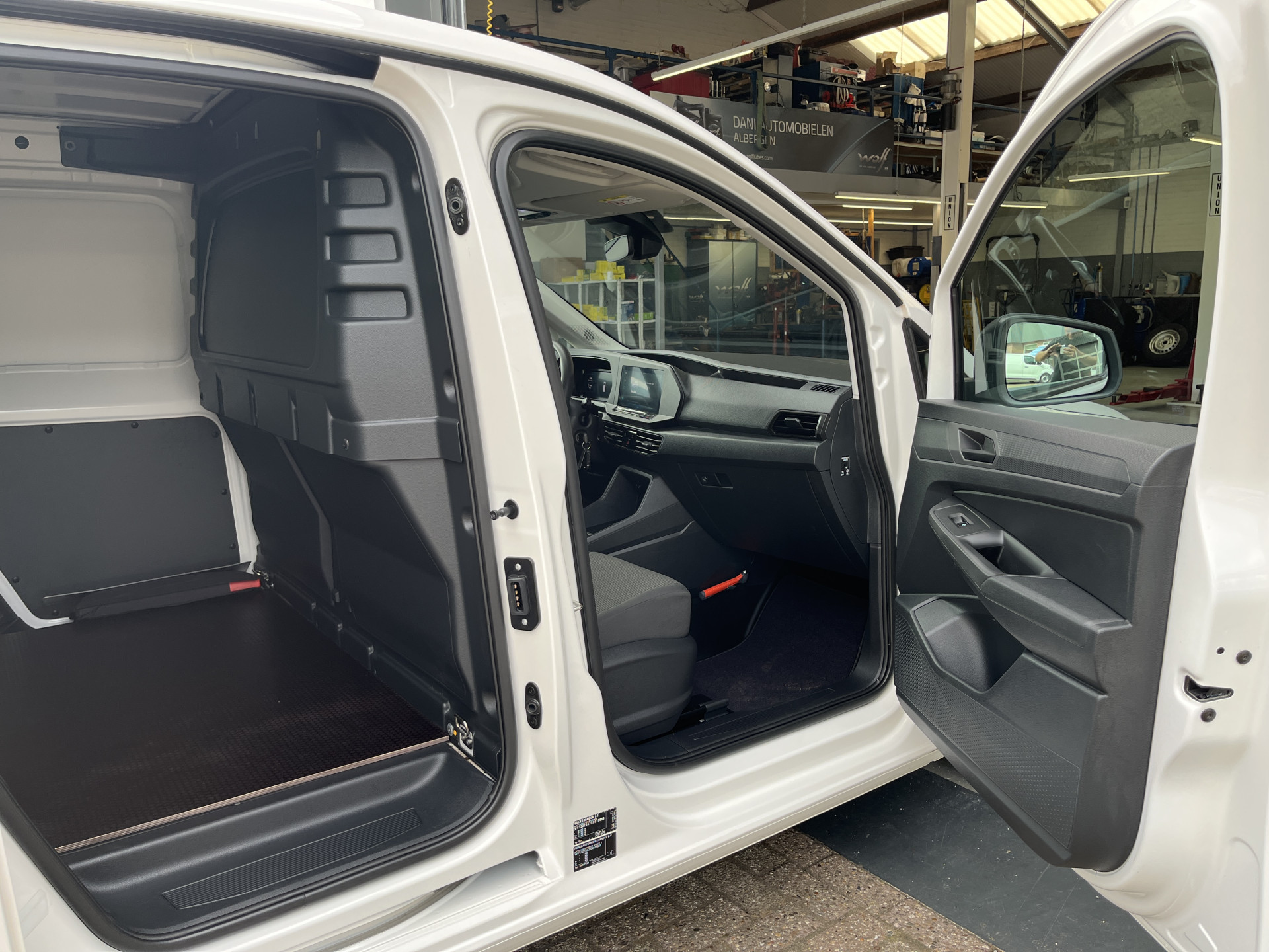 Foto van Volkswagen Caddy Modified Partition Wall
