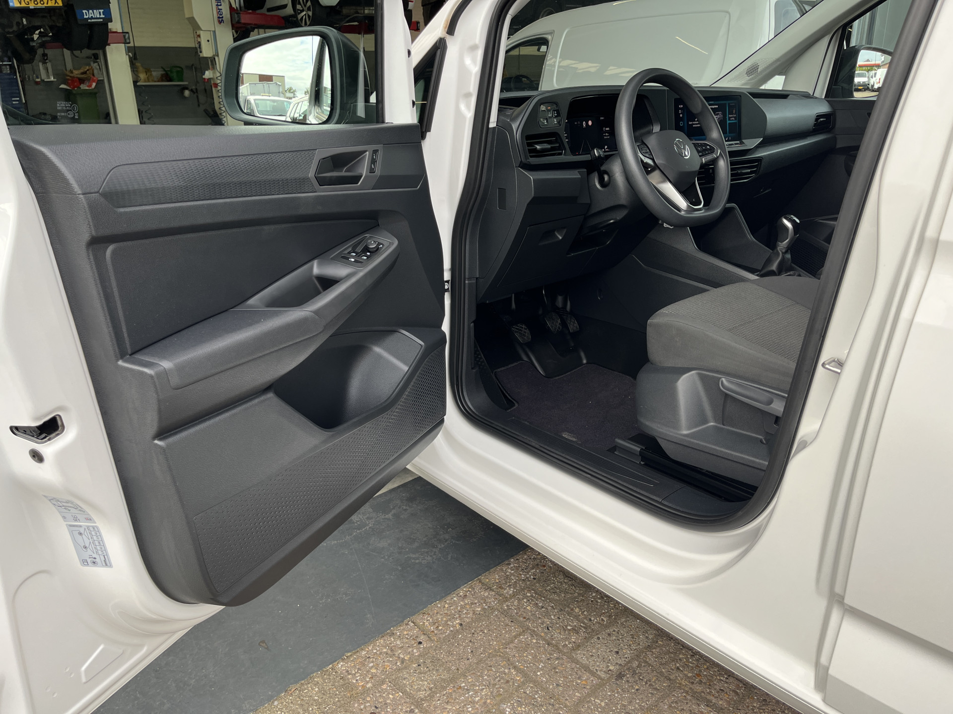 Foto van Volkswagen Caddy Modified Partition Wall