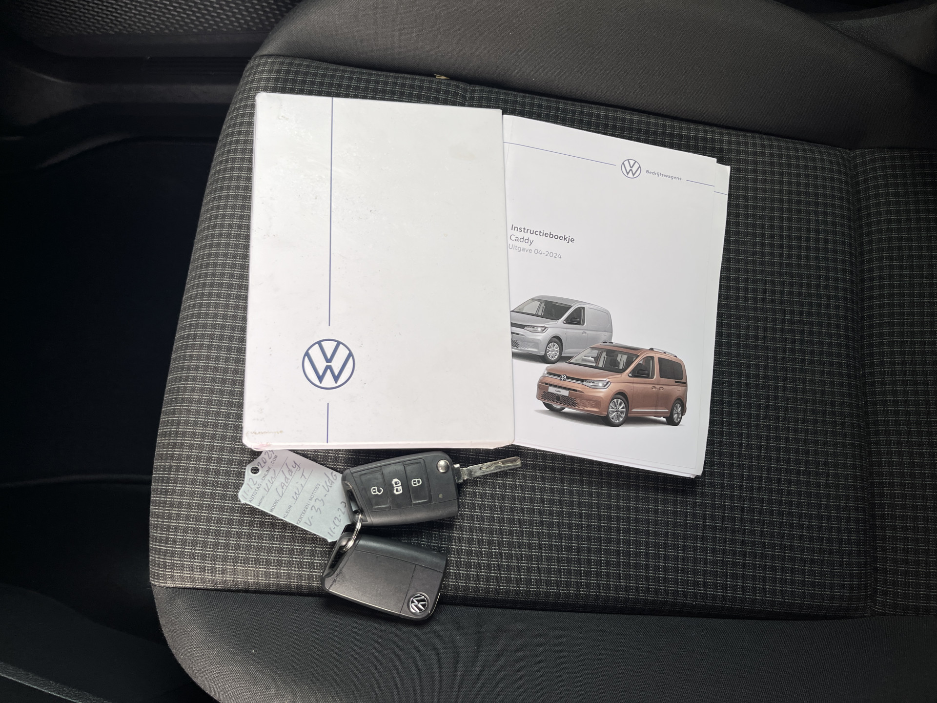 Foto van Volkswagen Caddy Modified Partition Wall