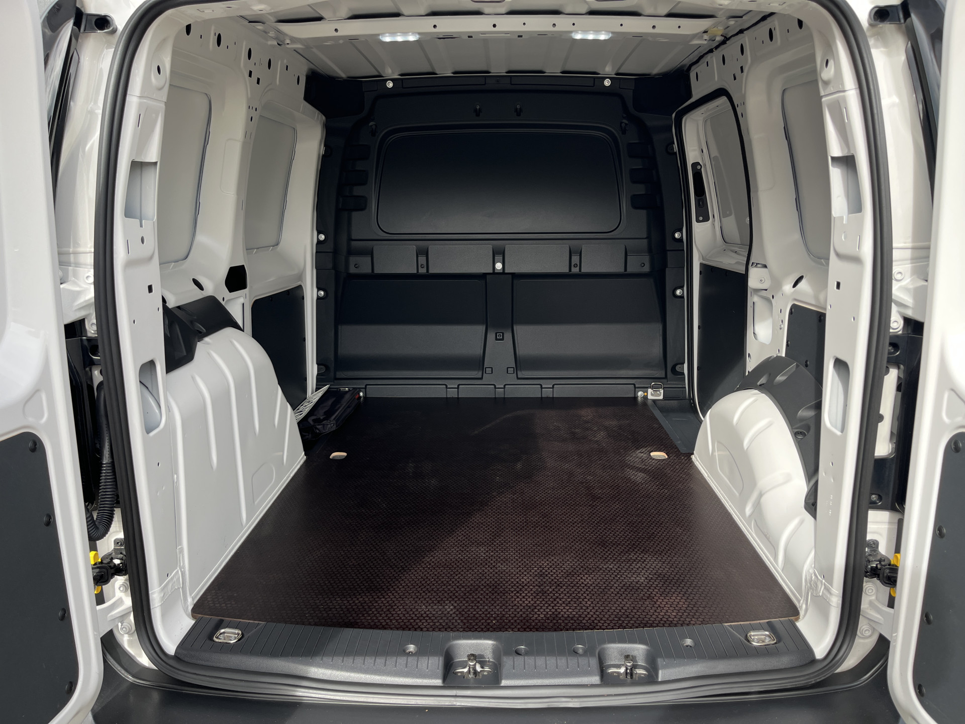 Foto van Volkswagen Caddy Modified Partition Wall