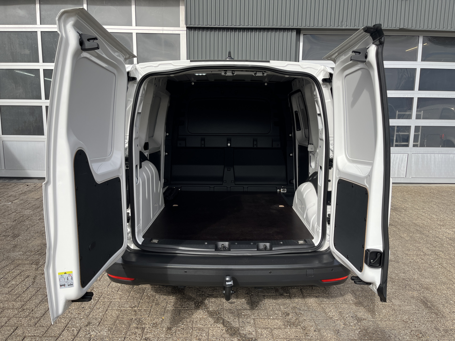 Foto van Volkswagen Caddy Modified Partition Wall