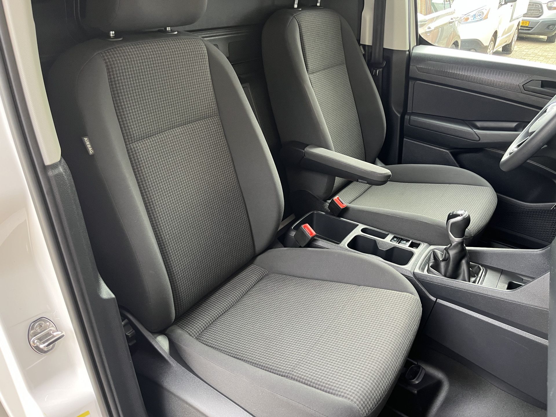 Foto van Volkswagen Caddy Modified Partition Wall