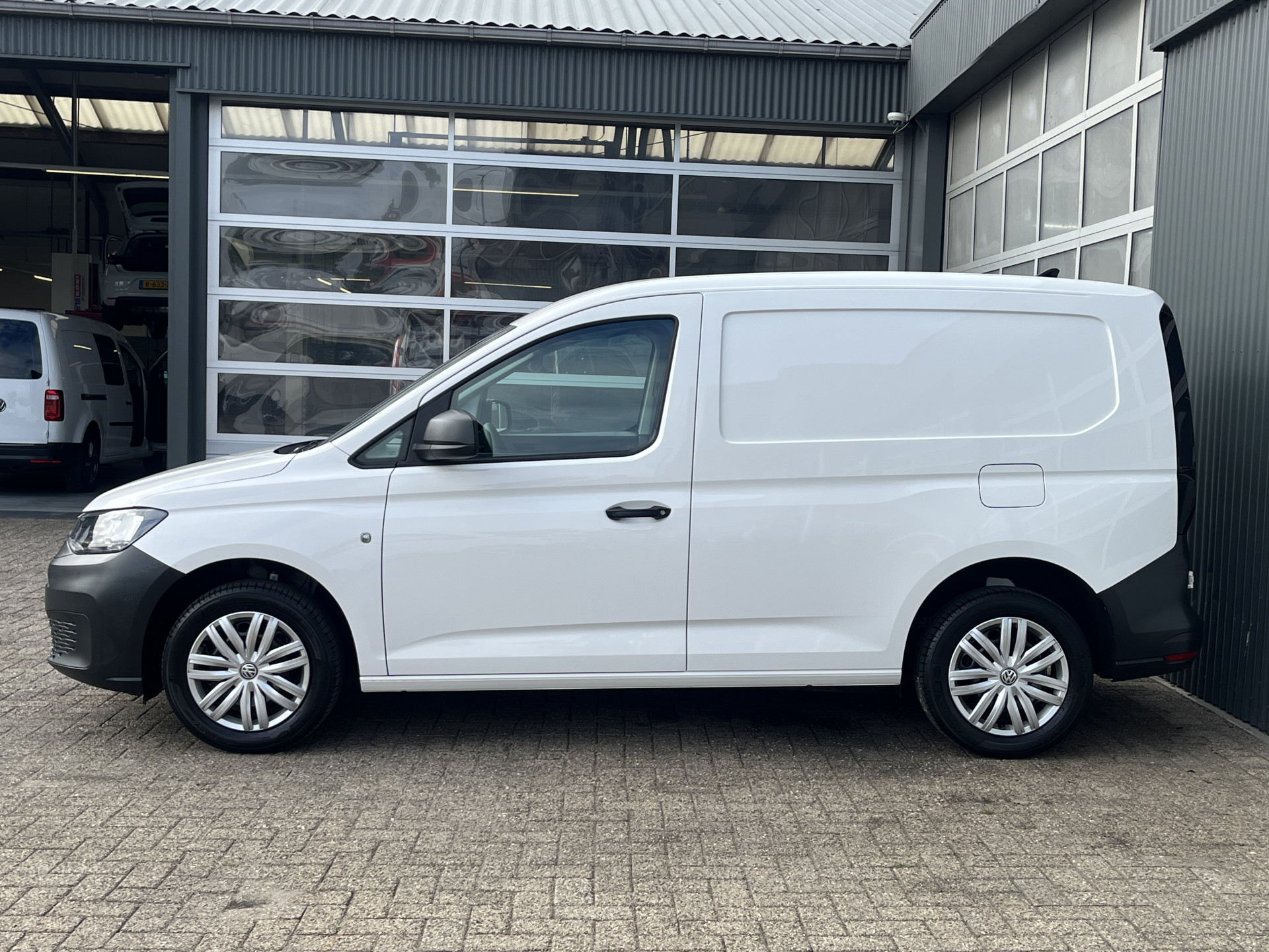 Foto van Volkswagen Caddy Modified Partition Wall