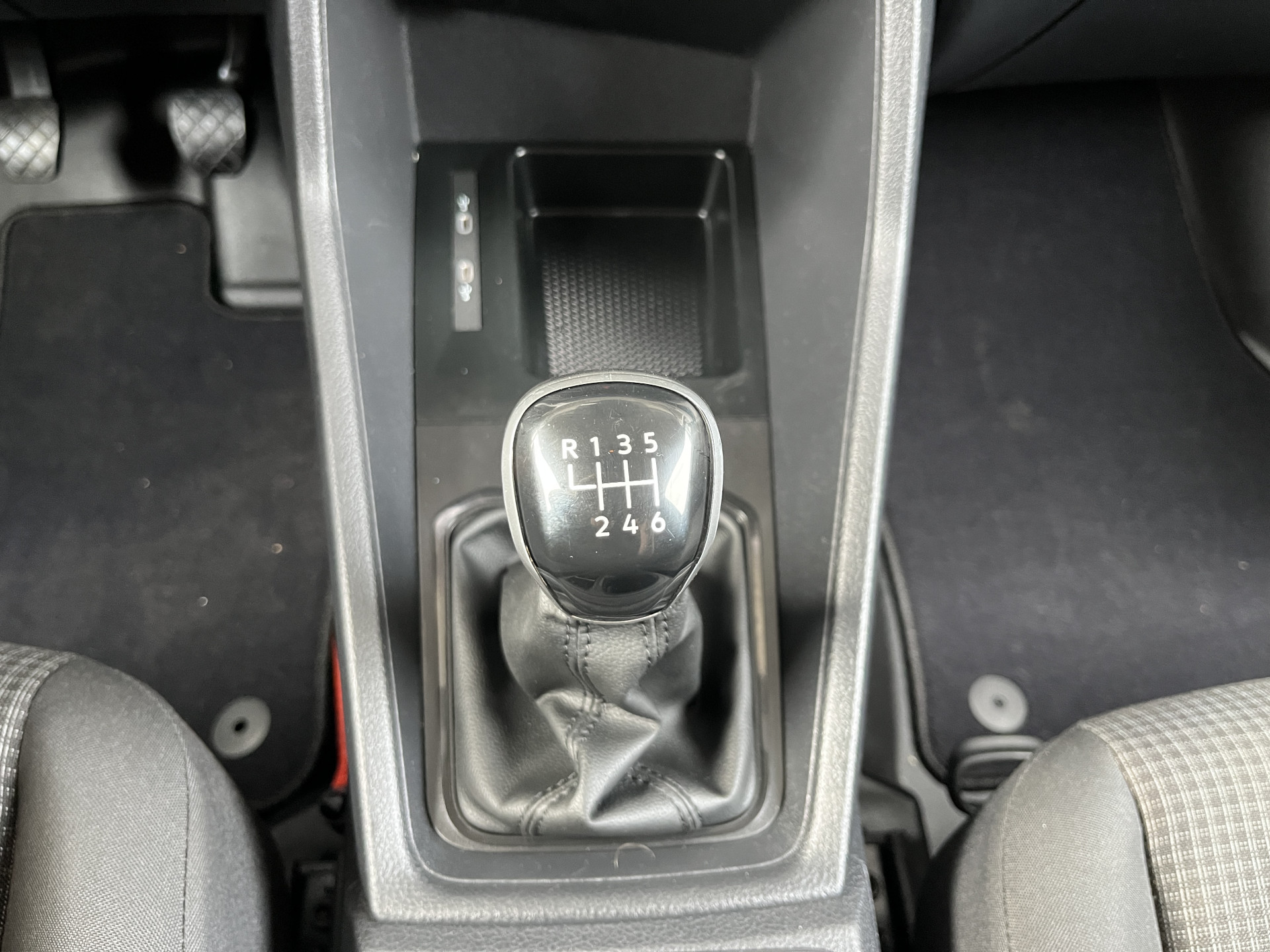 Foto van Volkswagen Caddy Modified Partition Wall
