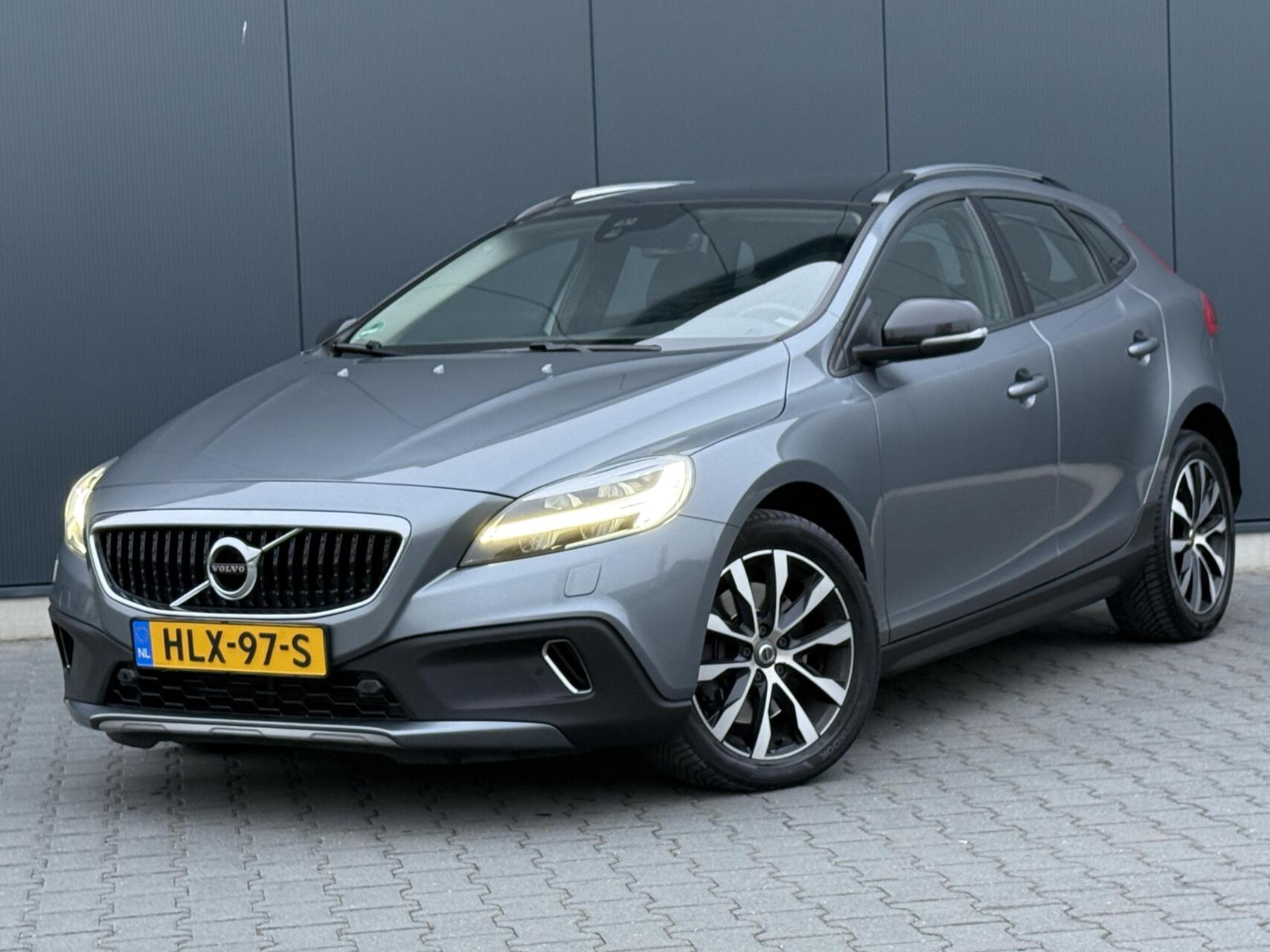 Volvo V40 Cross Country 2.0 D2 Nordic+ Full Led - Pano - Leder - Automaat - Keurig Onderhouden 2019 - voorkant