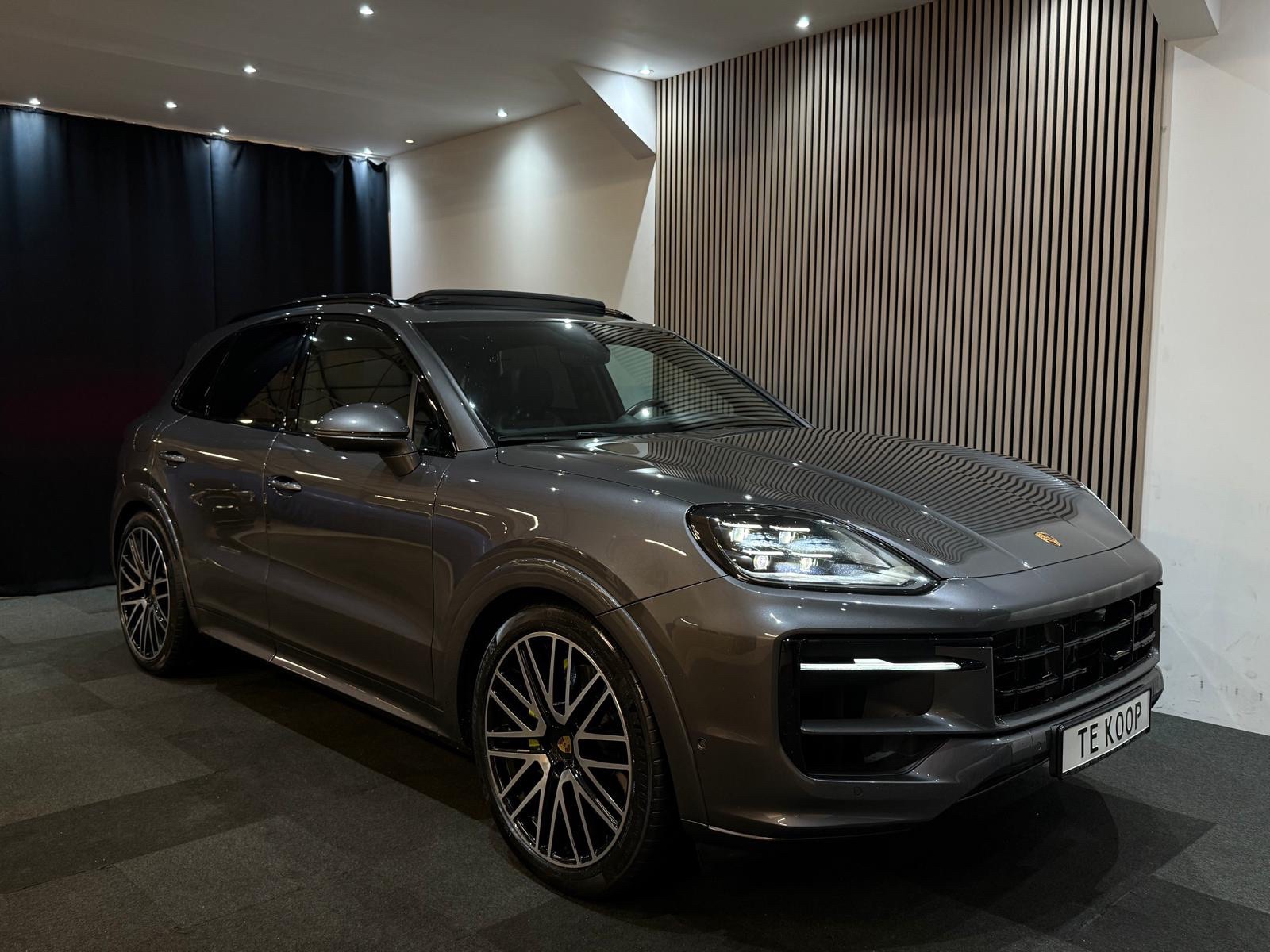 Porsche Cayenne E-hybrid 3.0 E-Hybrid Black Edition  Porsche Cayenne 3.0 V6 470pk E-hybrid 2024 Sport-Design VOLL 2024 - voorkant