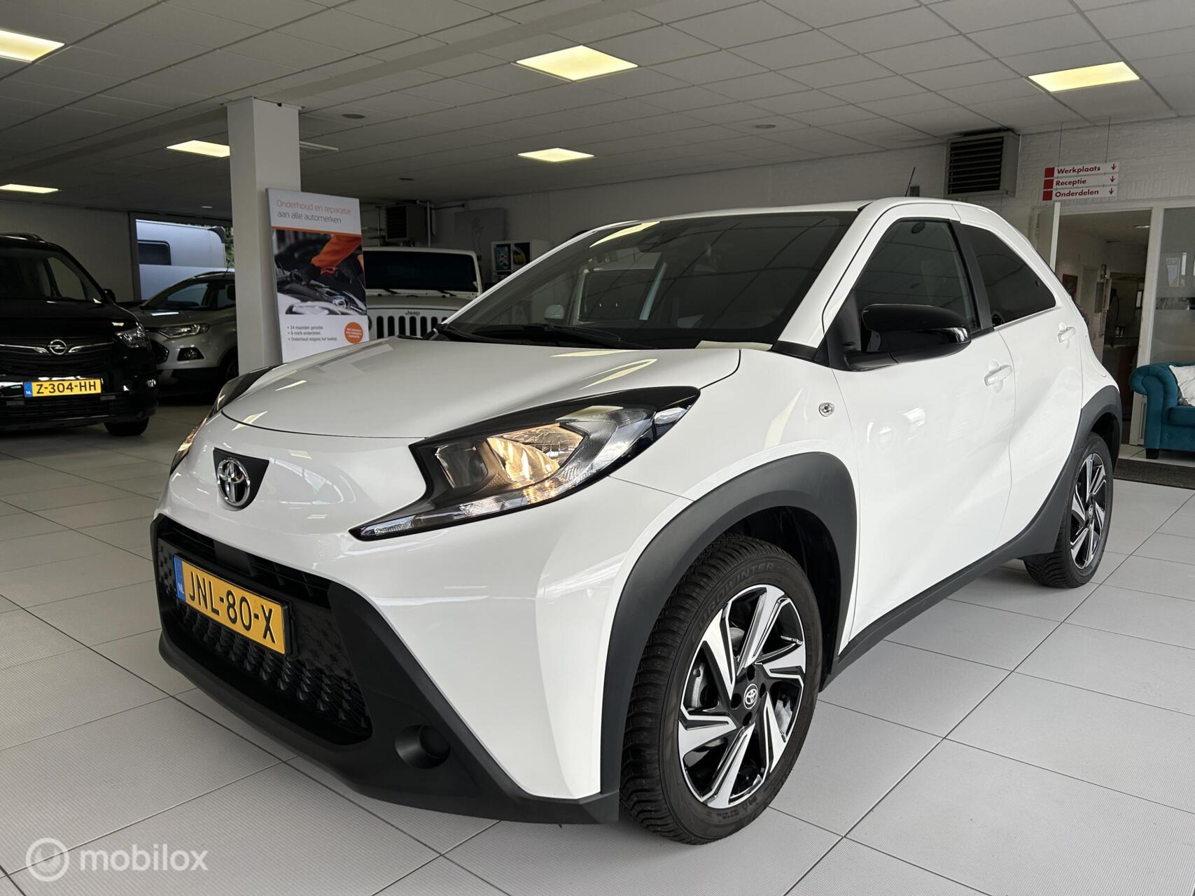 Toyota Toyota Aygo X 1.0 VVT- Play 17 inch privacy glas ! 2024 - voorkant