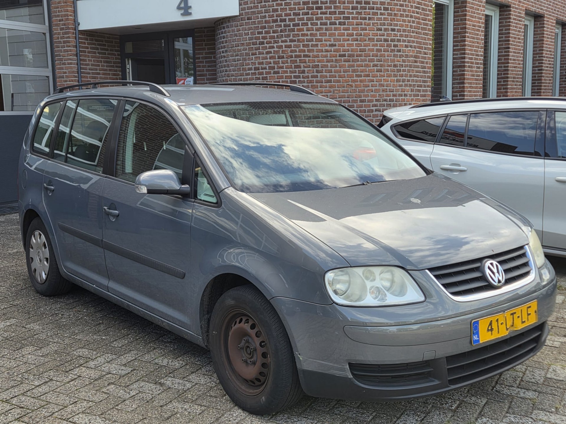 Volkswagen Touran 1.6-16V FSI Trendline 2003 - voorkant
