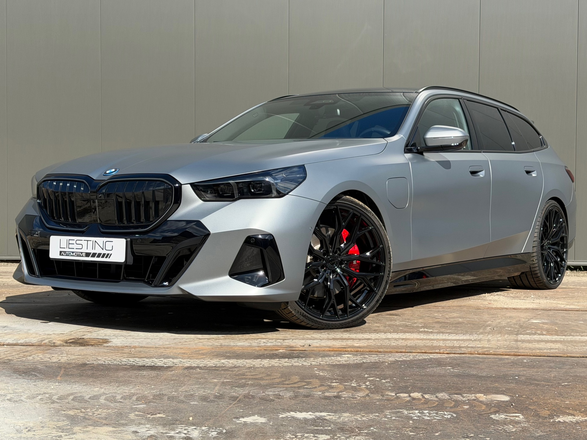 BMW 550e xDrive 550e xDrive M-Sport Pro M-Seats B&W Pano 2026 - voorkant