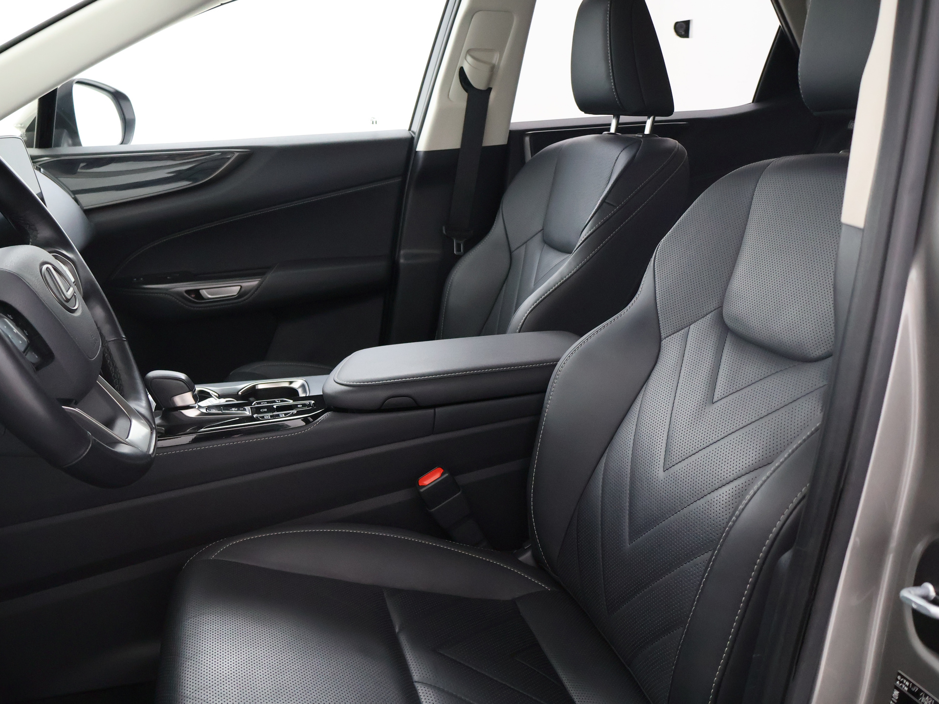 Foto van Lexus Lexus Nx450h+