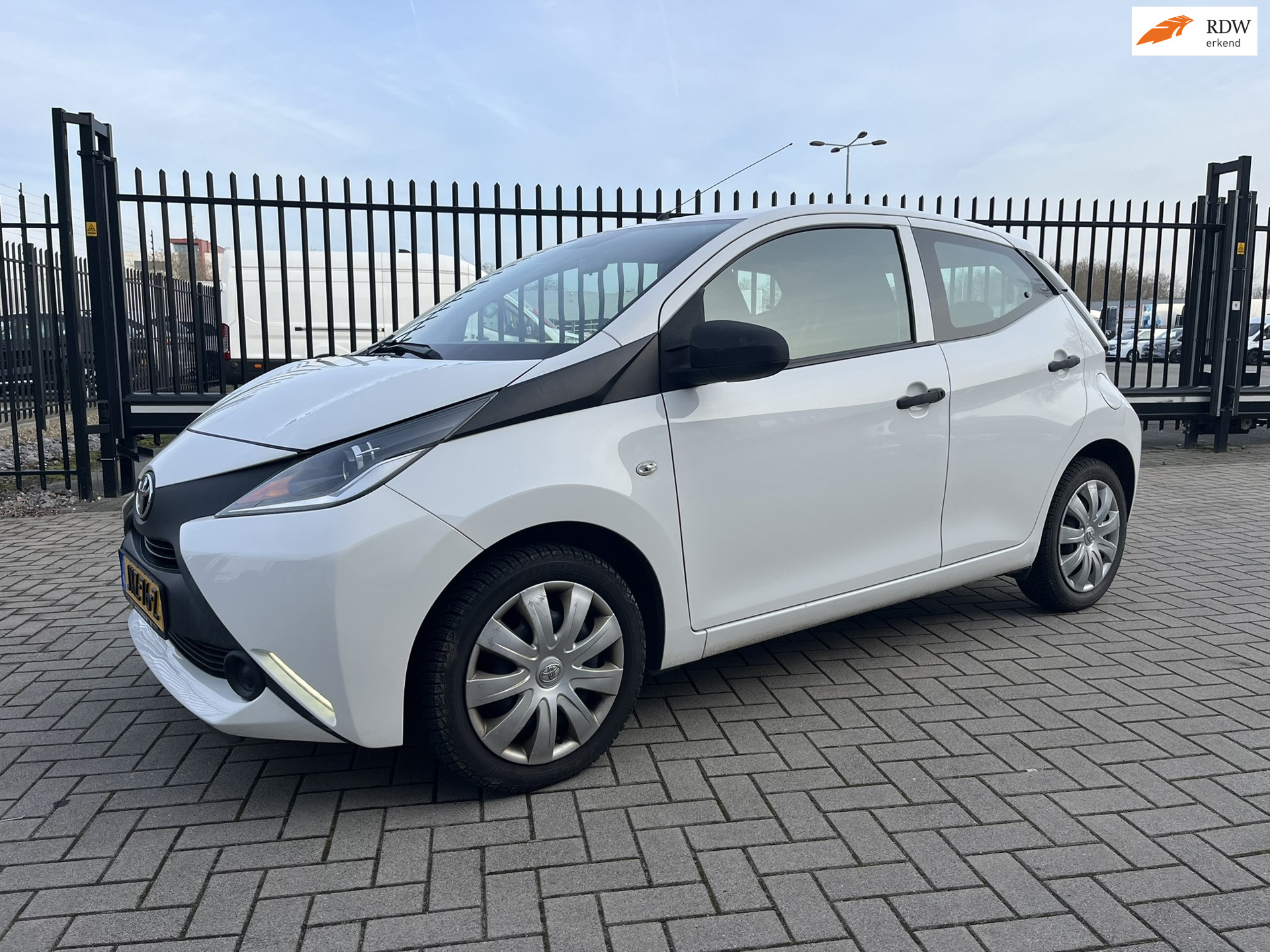 Toyota Aygo 1.0 VVT-i x Airco Xenon Bluetooth APK Nieuw 2015 - voorkant