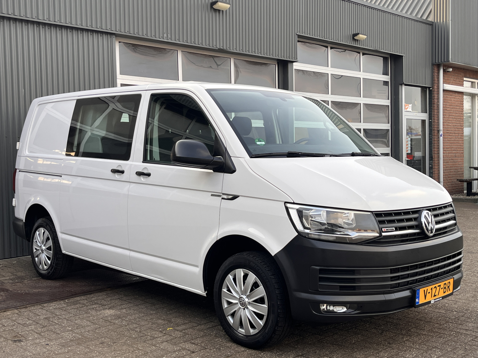 Volkswagen Transporter 2.0 TDI L1H1 DC 4 Motion 150pk 2017 - voorkant