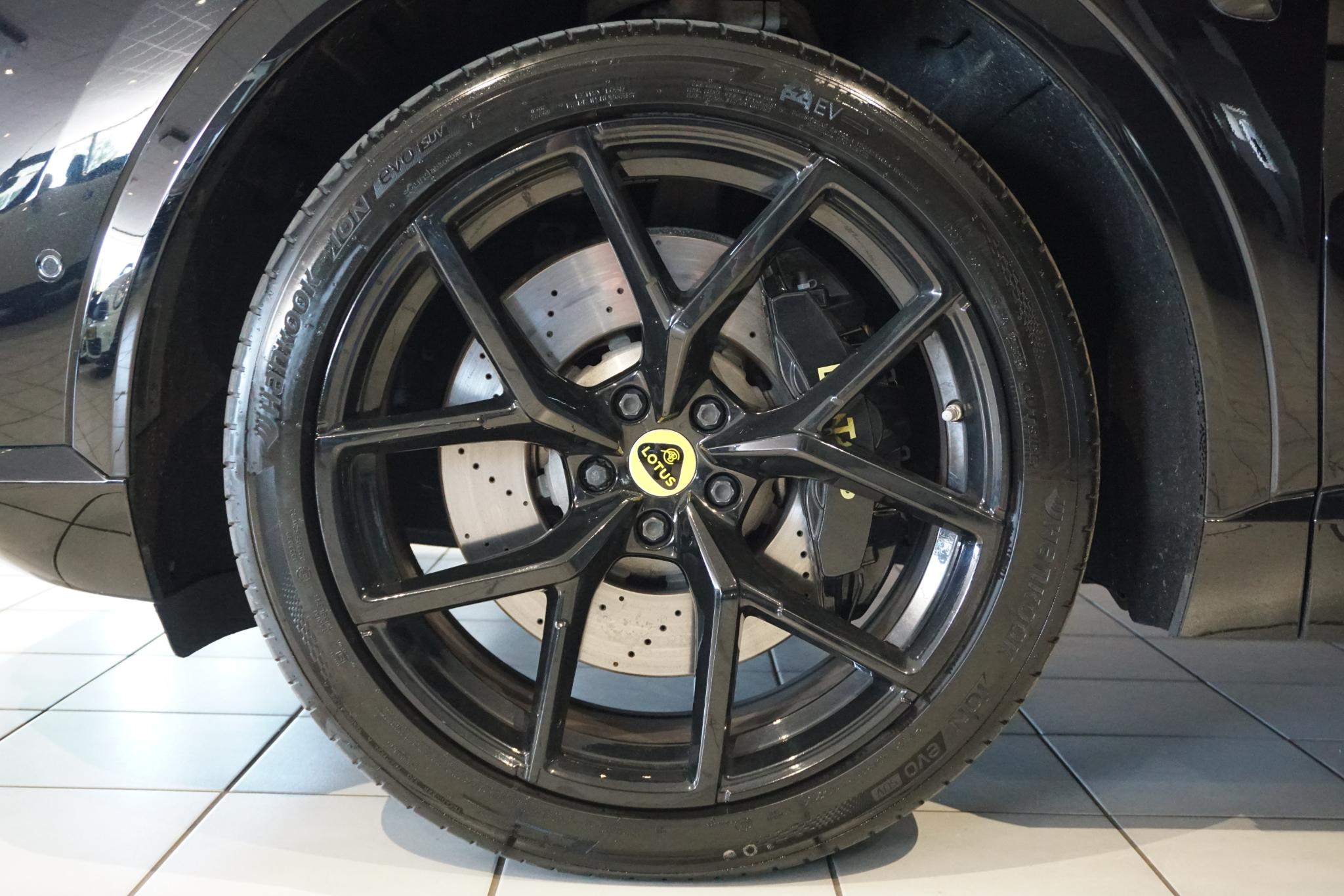 Foto van Lotus Eletre