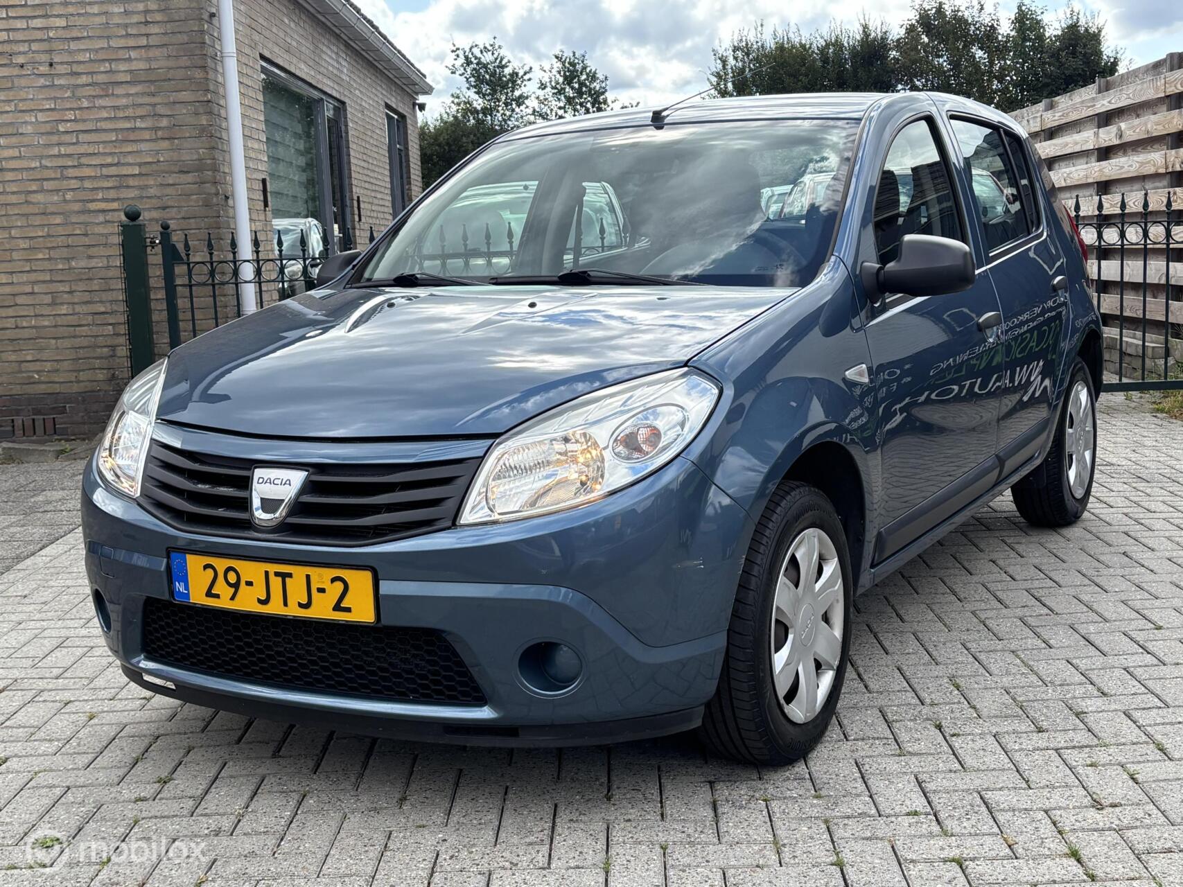 Dacia Sandero 1.2 Lauréate airco |trekhaak| nieuwe apk 2009 - voorkant