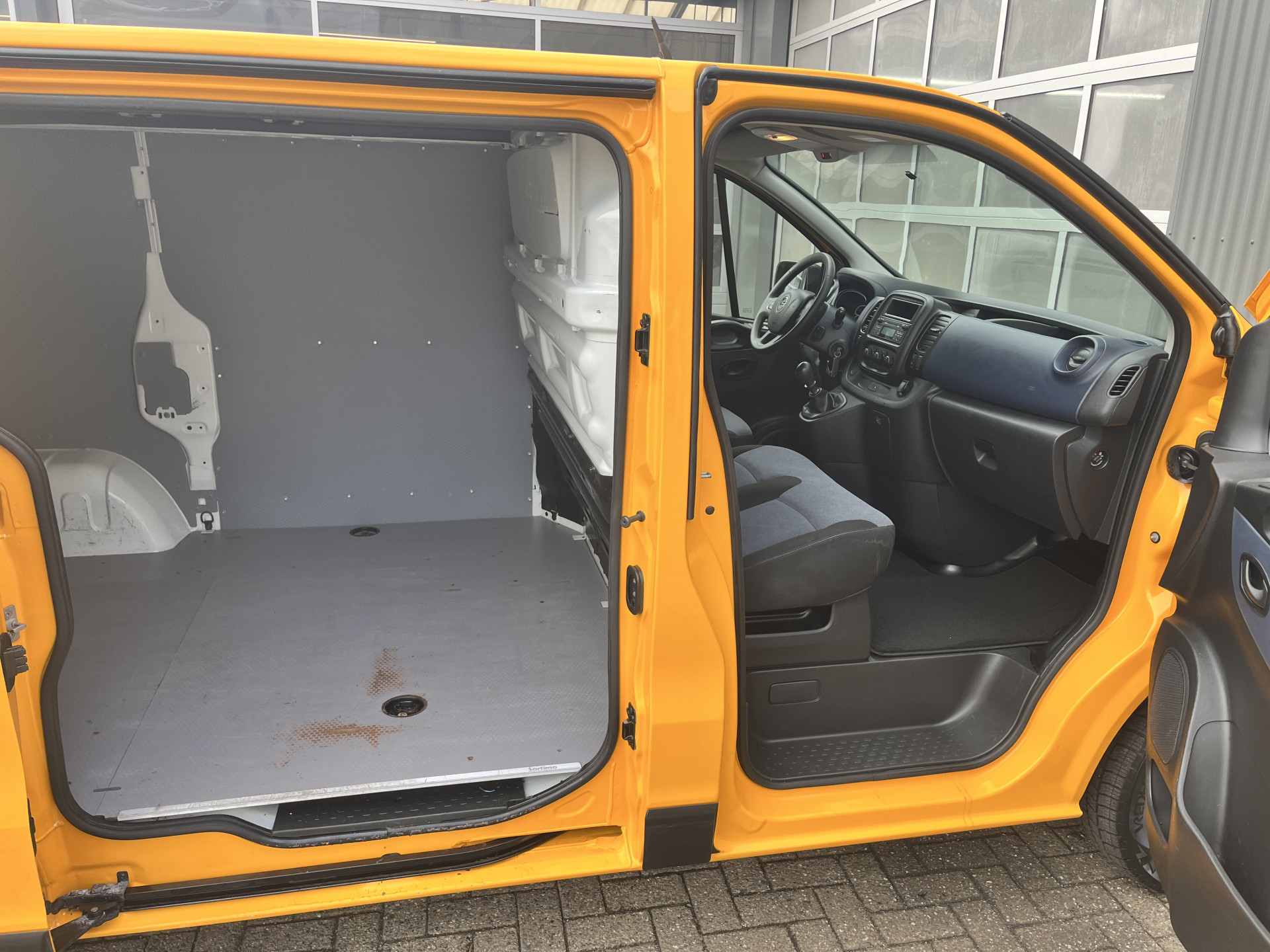 Foto van Opel Vivaro-b