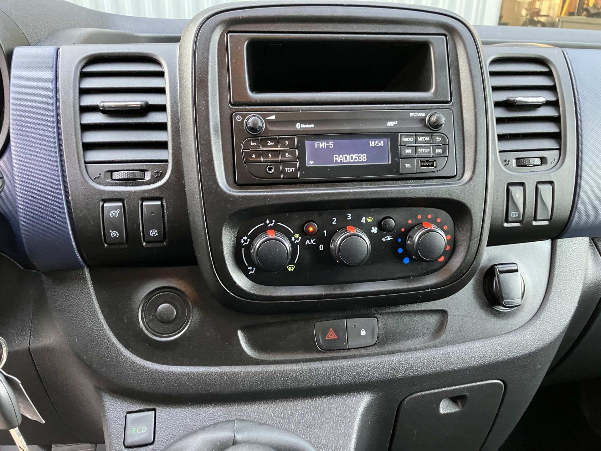 Foto van Opel Vivaro-b