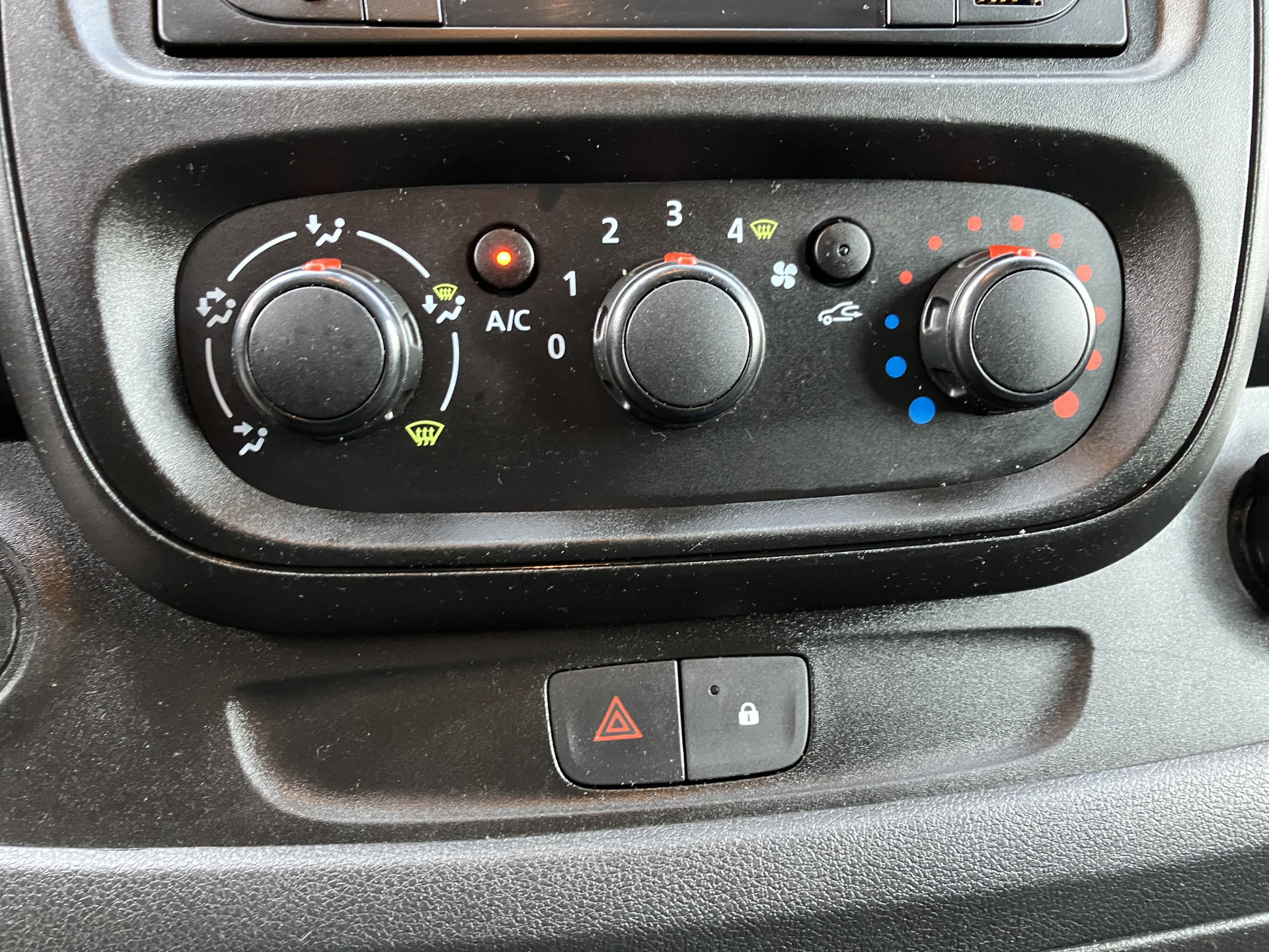 Foto van Opel Vivaro-b
