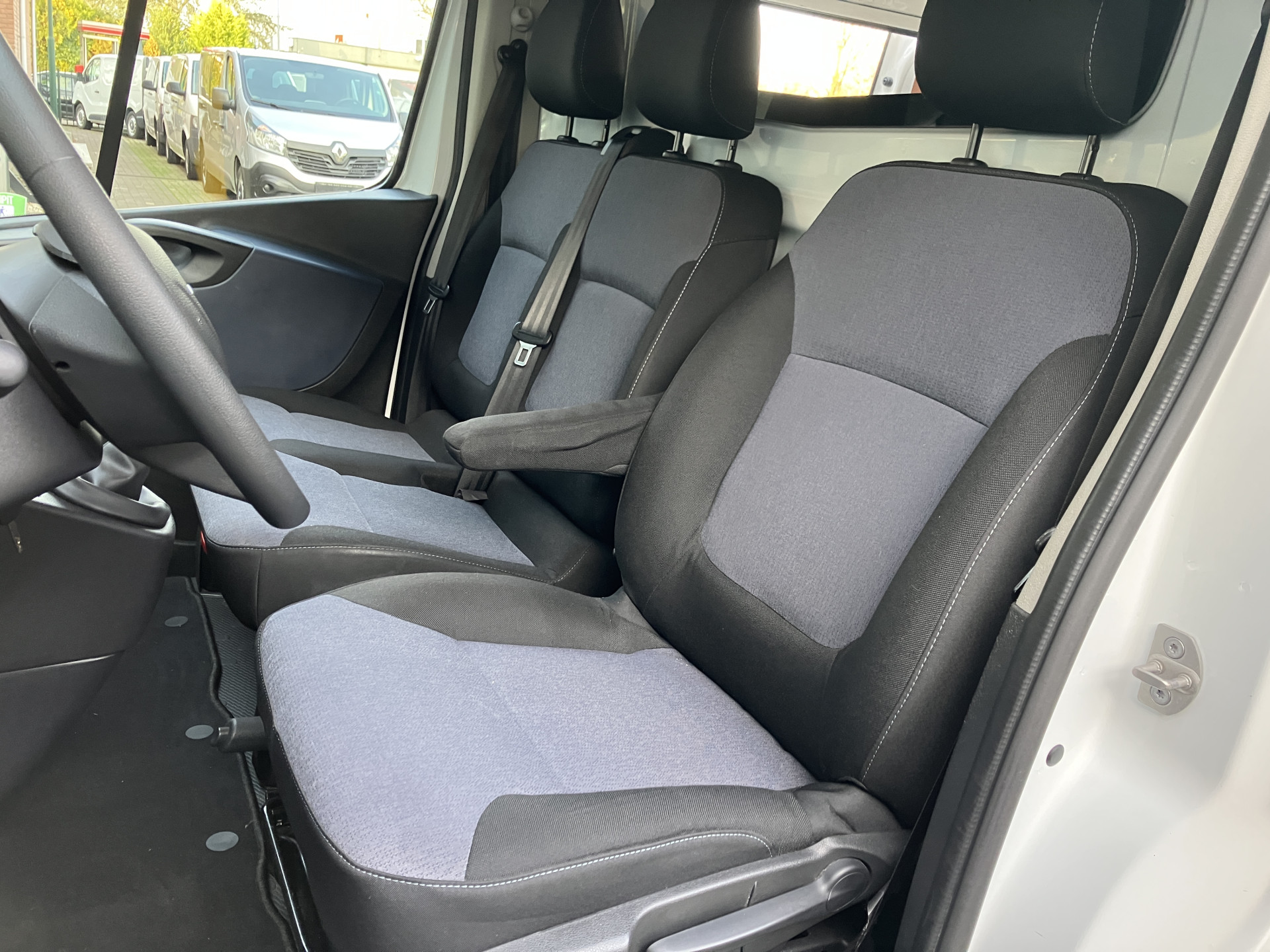 Foto van Opel Vivaro-b