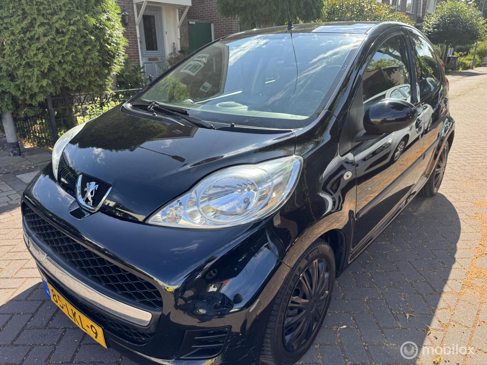 Peugeot 107 1.0-12V XS 2010 - voorkant