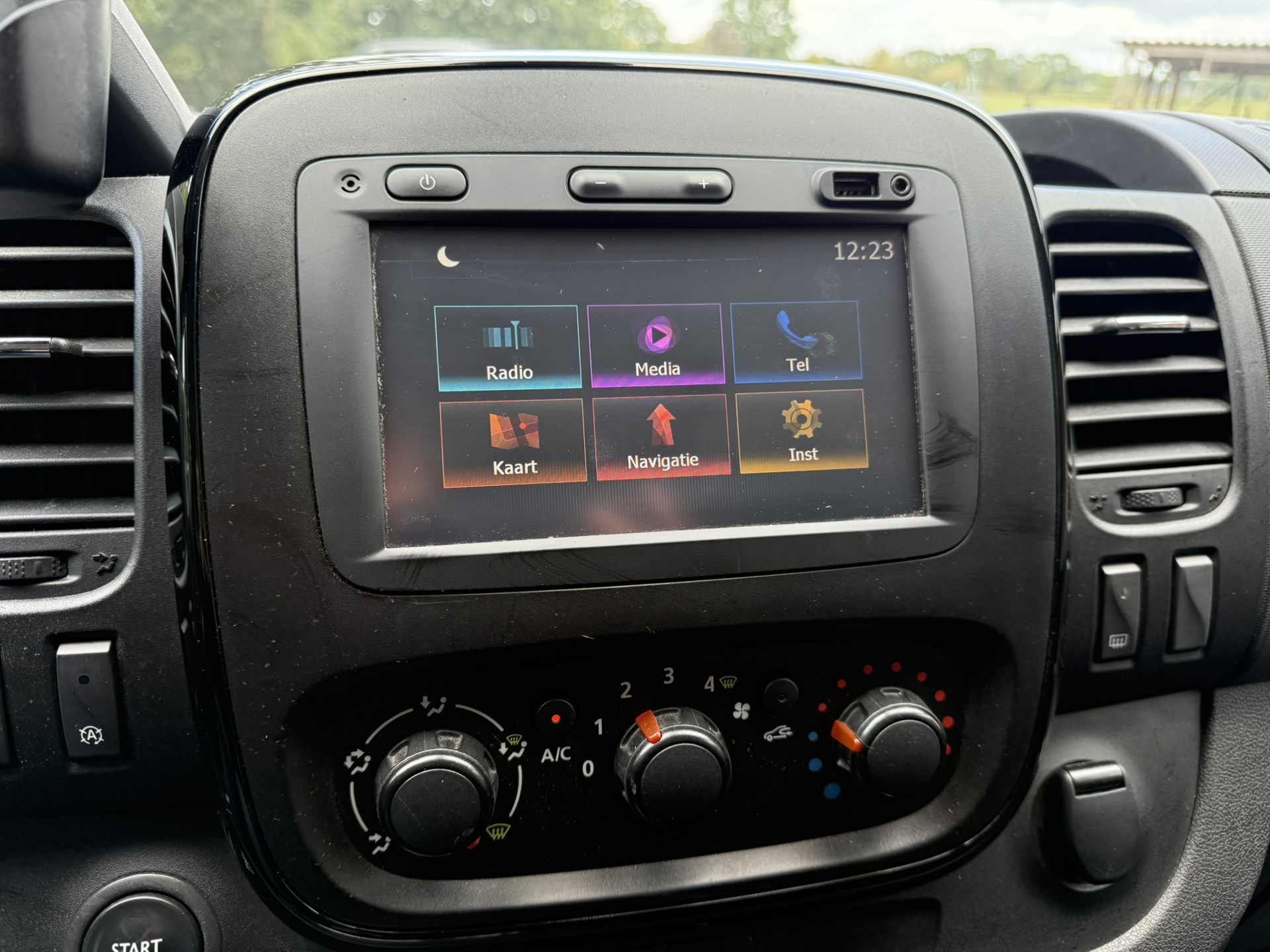 Foto van Opel Vivaro-b