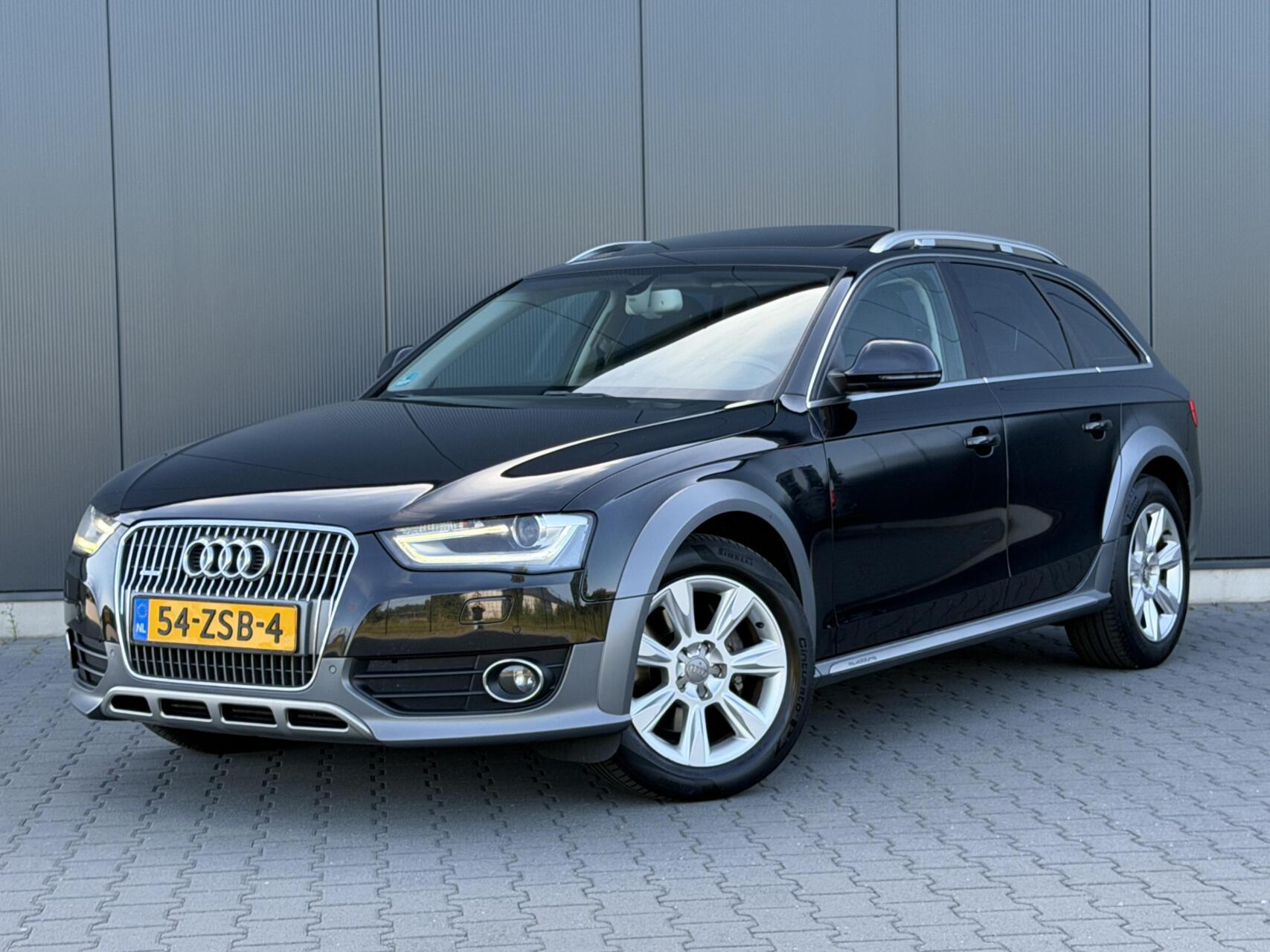 Audi A4 Allroad Quattro 2.0 TFSI Schuifdak - Xenon - Trekhaak - Stoelverwarming 2013 - voorkant