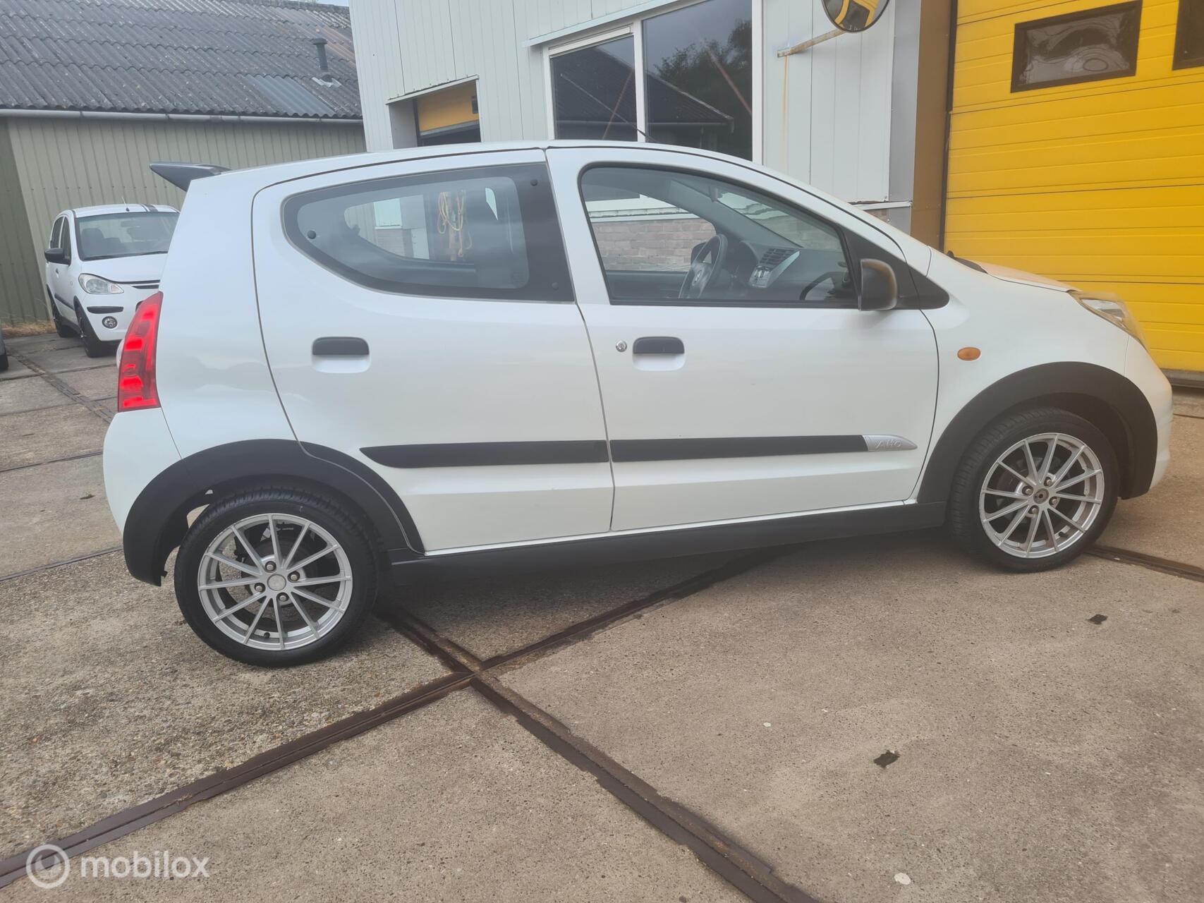 Suzuki Alto 1.0 Exclusive EASSS Sport uitvoering bj 2013 2013 - voorkant