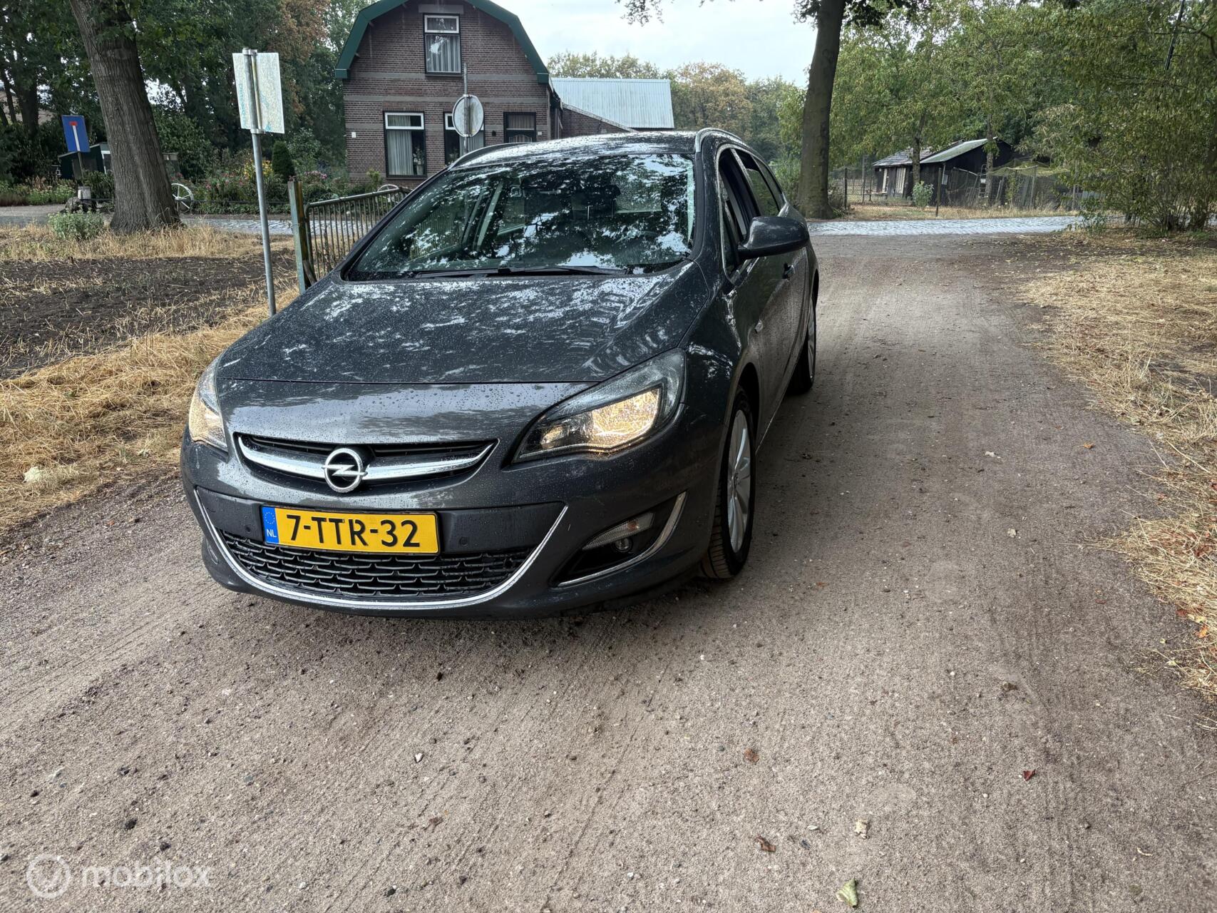 Opel Astra Sports Tourer 1.4 Turbo Business + 2013 - voorkant