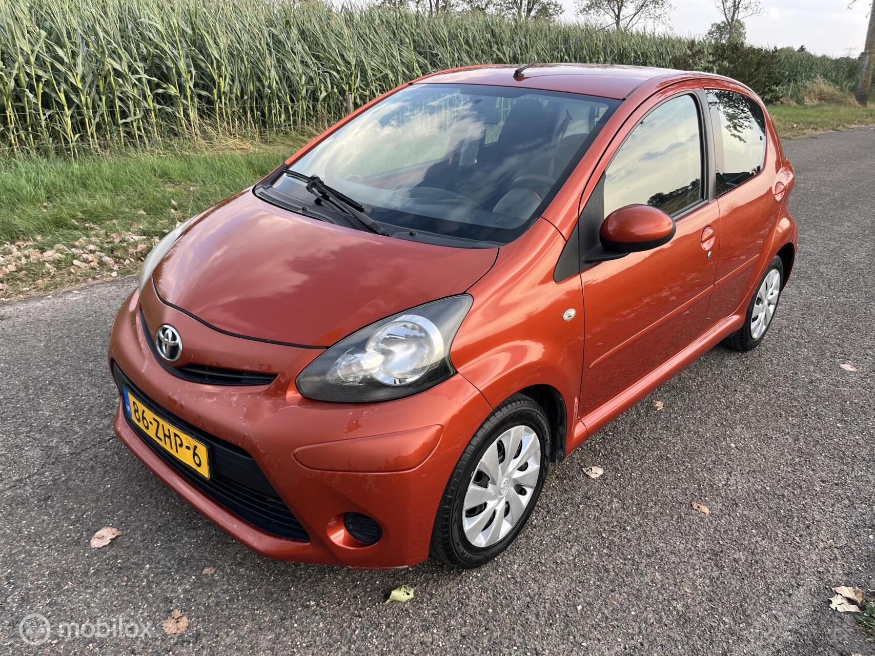 Toyota Toyota Aygo 1.0 VVT-i Comfort Orange Airco/5 Drs/Apk 8-2027 2012 - voorkant