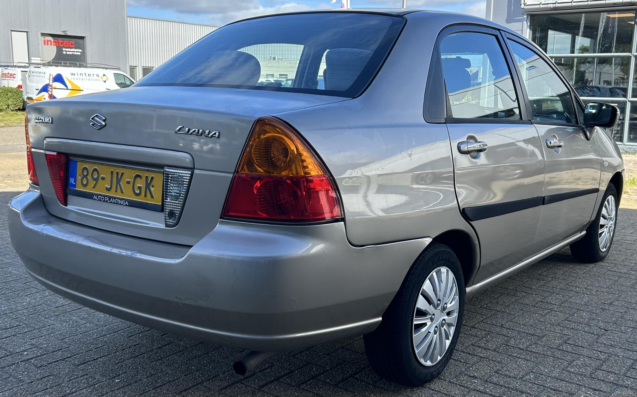 Foto van Suzuki Liana