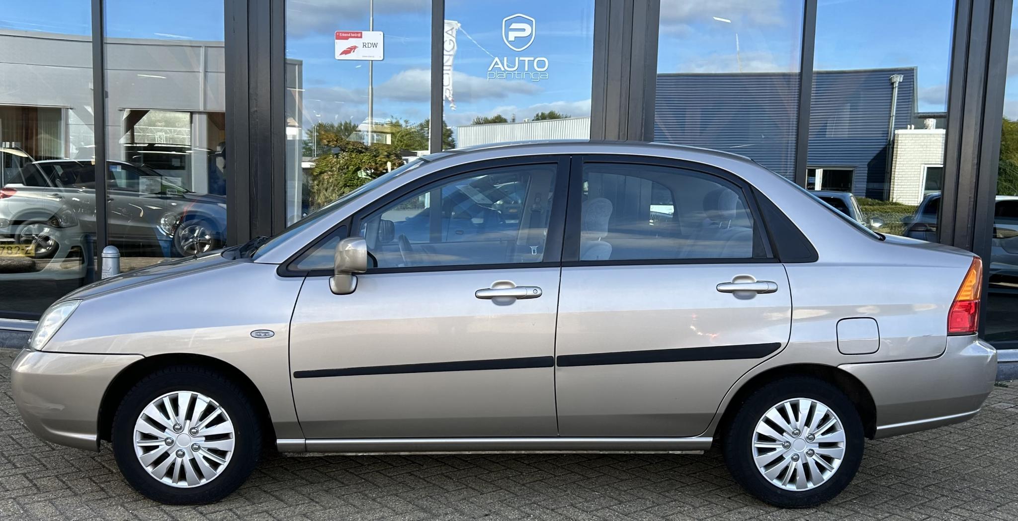 Foto van Suzuki Liana