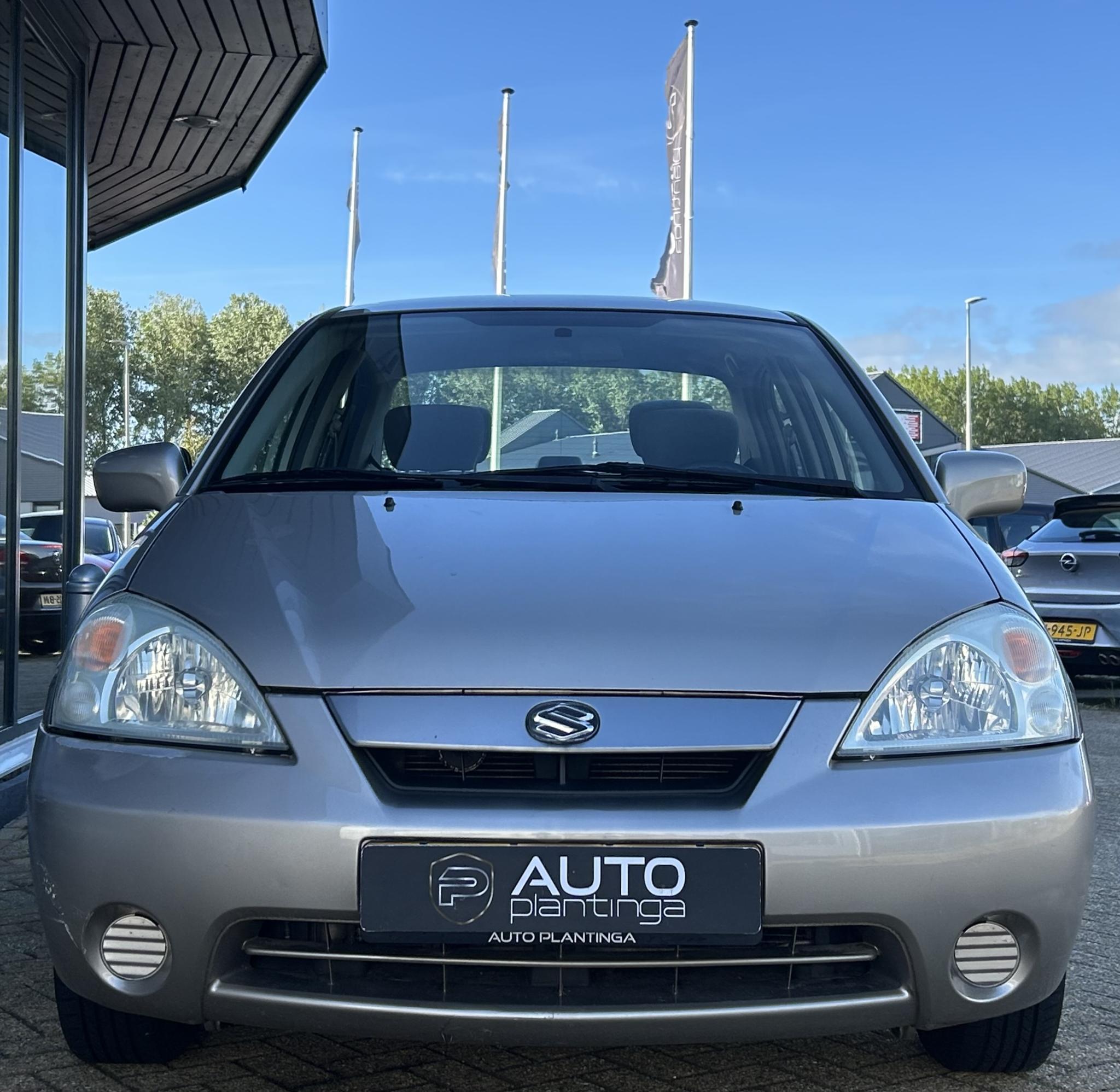 Foto van Suzuki Liana