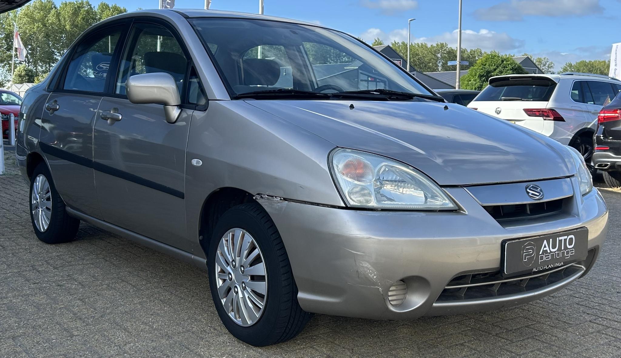 Foto van Suzuki Liana