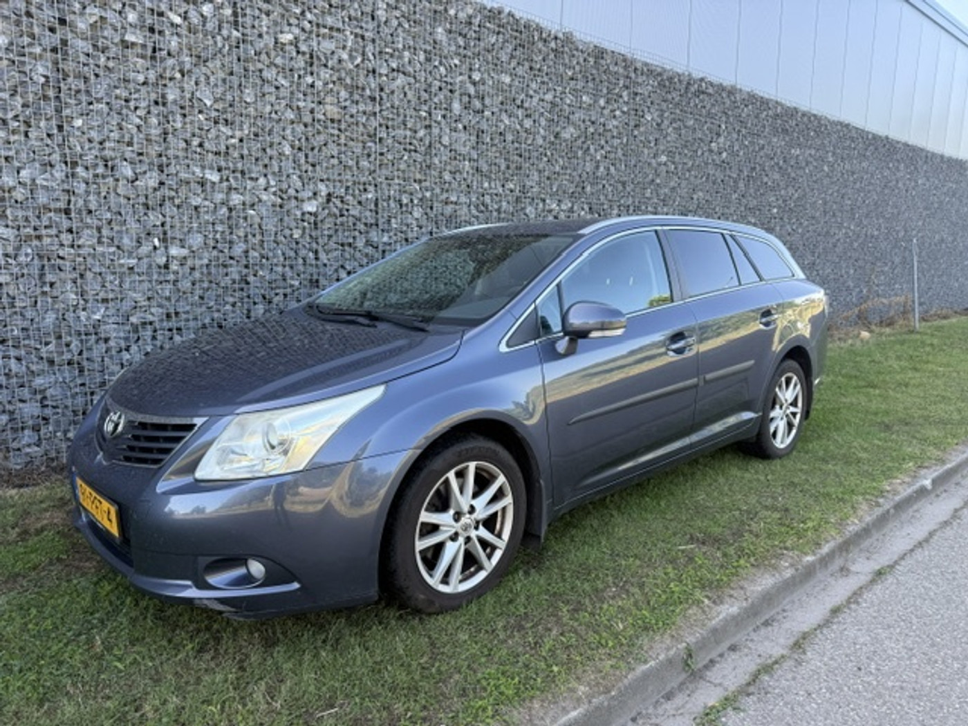 Toyota Toyota Avensis 2.2 D-4D Business 6Bak Airco 2011 - voorkant
