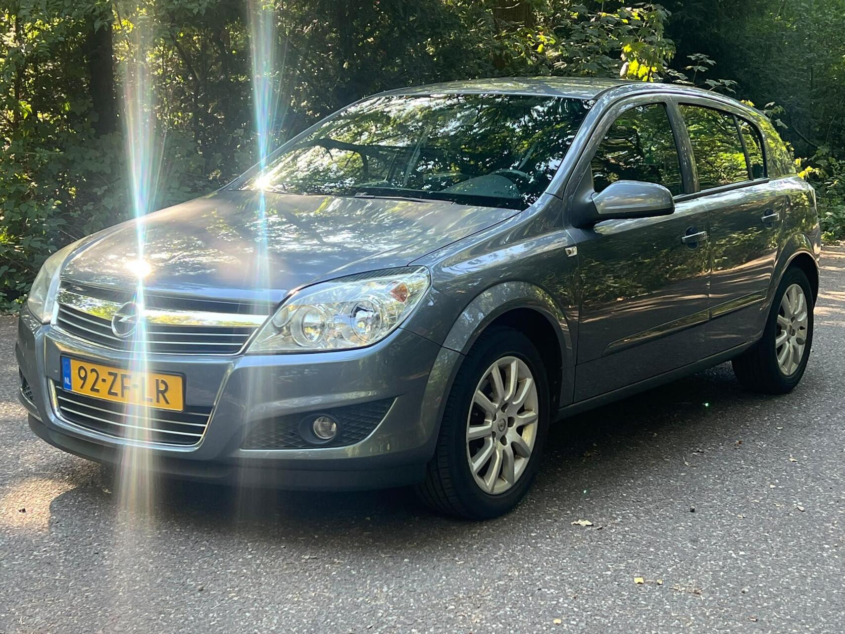 Opel Astra 1.6 Temptation airco parkeer sensor cruise 2008 - voorkant