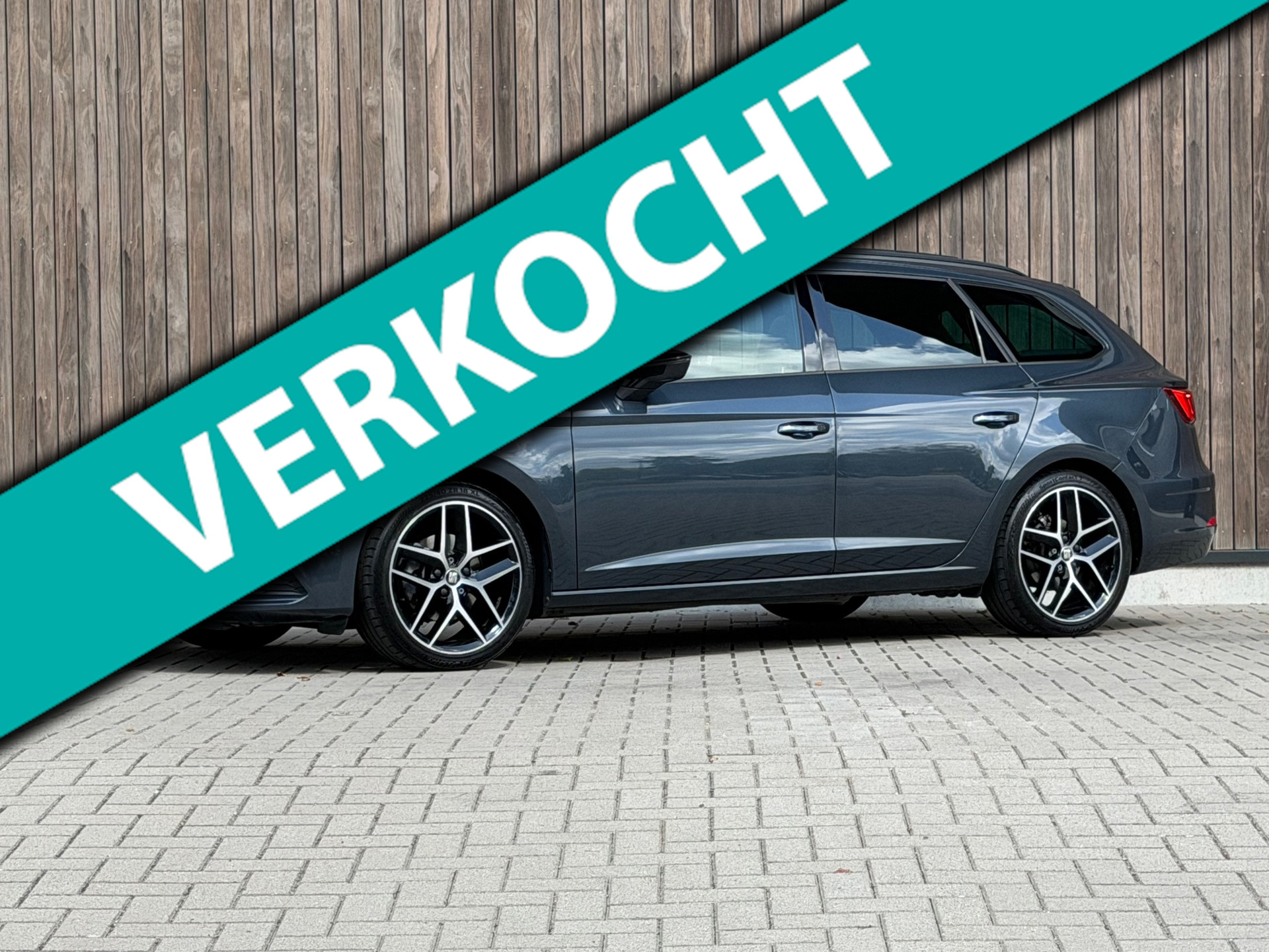 Seat Leon Sportourer ST 1.5 TSI FR Business Intense / Pano / Trekhaak / 2019 - voorkant