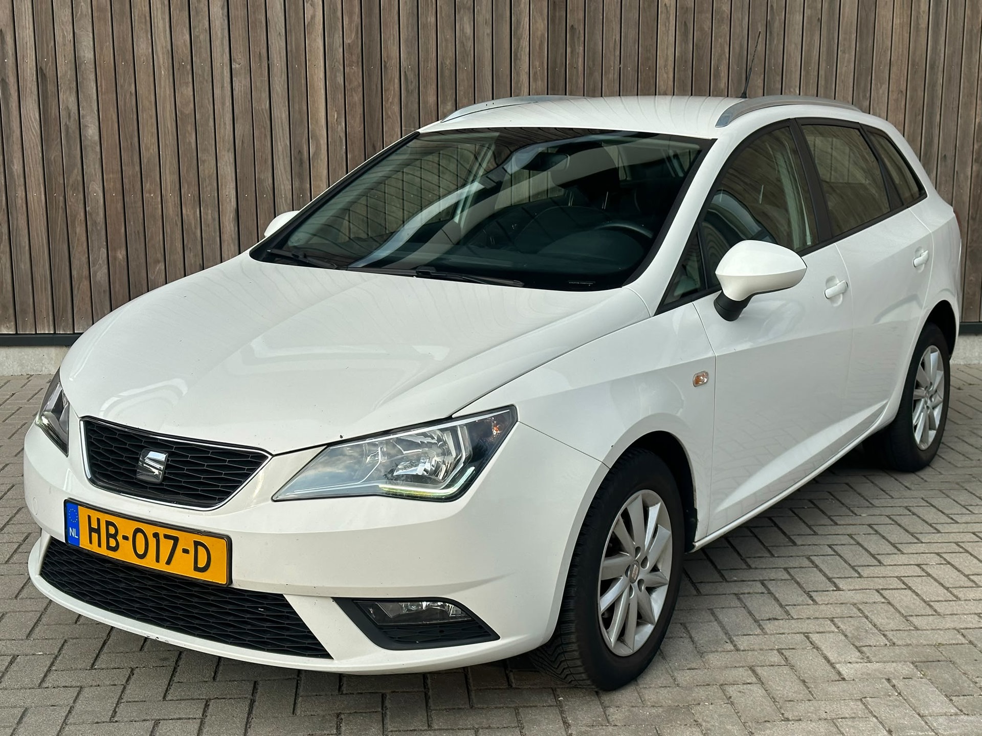 Seat Ibiza ST 1.4 TDI Style Connect | NAVI | LMV | 2015 - voorkant