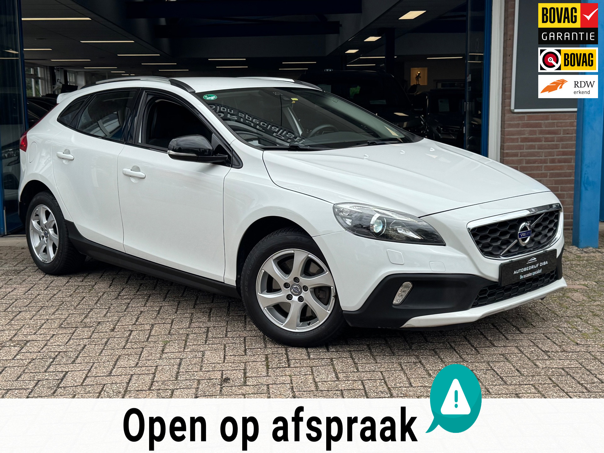 Volvo V40 Cross Country 1.5 T3 Nordic+ 2016 AUT NAVI Trekh 2016 - voorkant