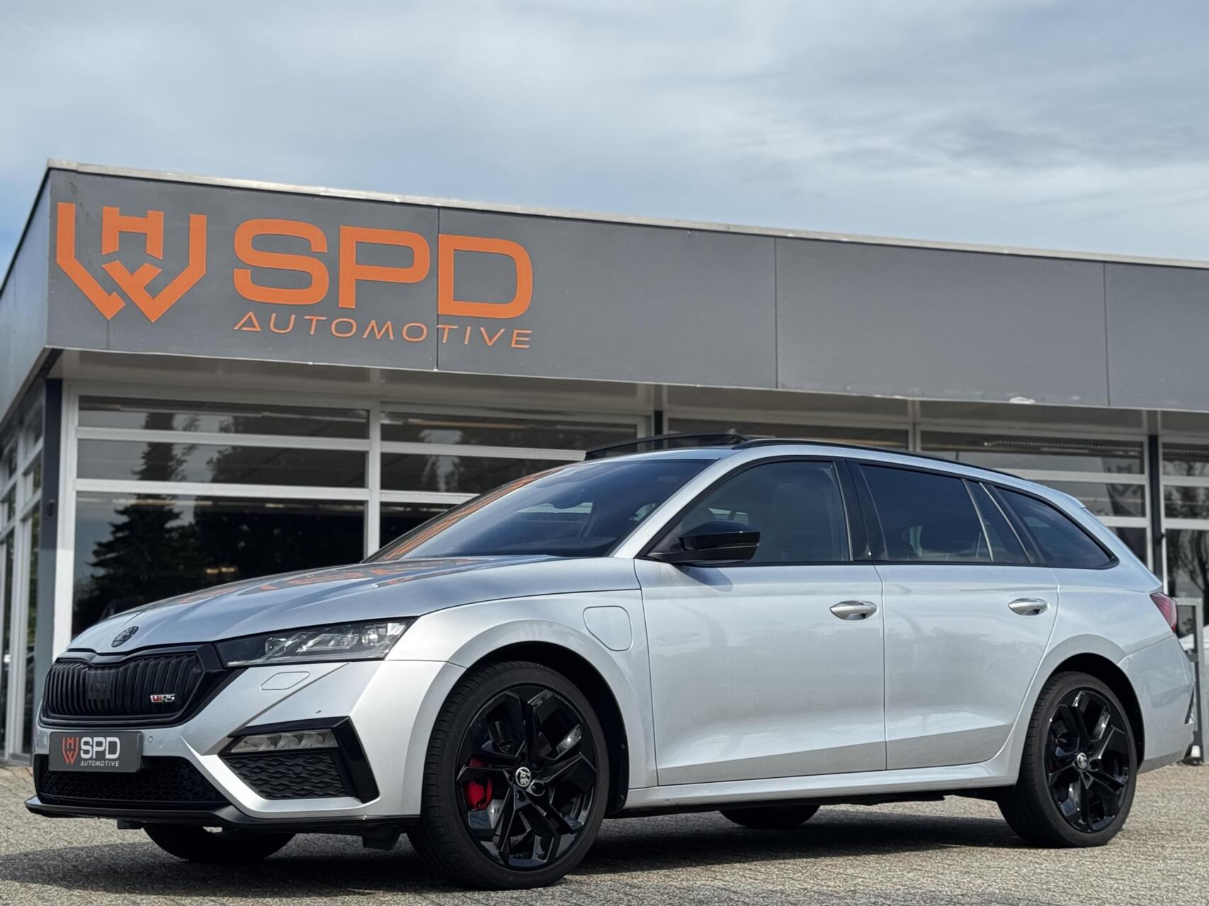 Skoda Octavia Combi 1.4 TSI RS iV PHEV Panoramadak | Head-up display | Achteruitrijcamera | Matrix LED | Stoel en stuurverwarming | Cruise control adaptief | Parkeersensoren voor en achter 2021 - voorkant