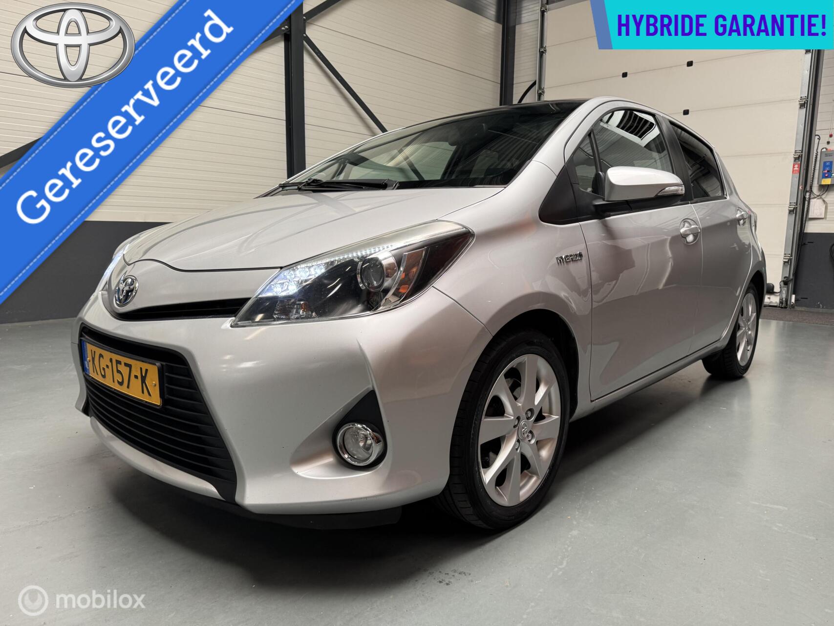 Toyota Toyota Yaris Hybrid 1.5 Hybrid Dynamic Pano|Navi|Keyless|16"LM-Velgen 2013 - voorkant