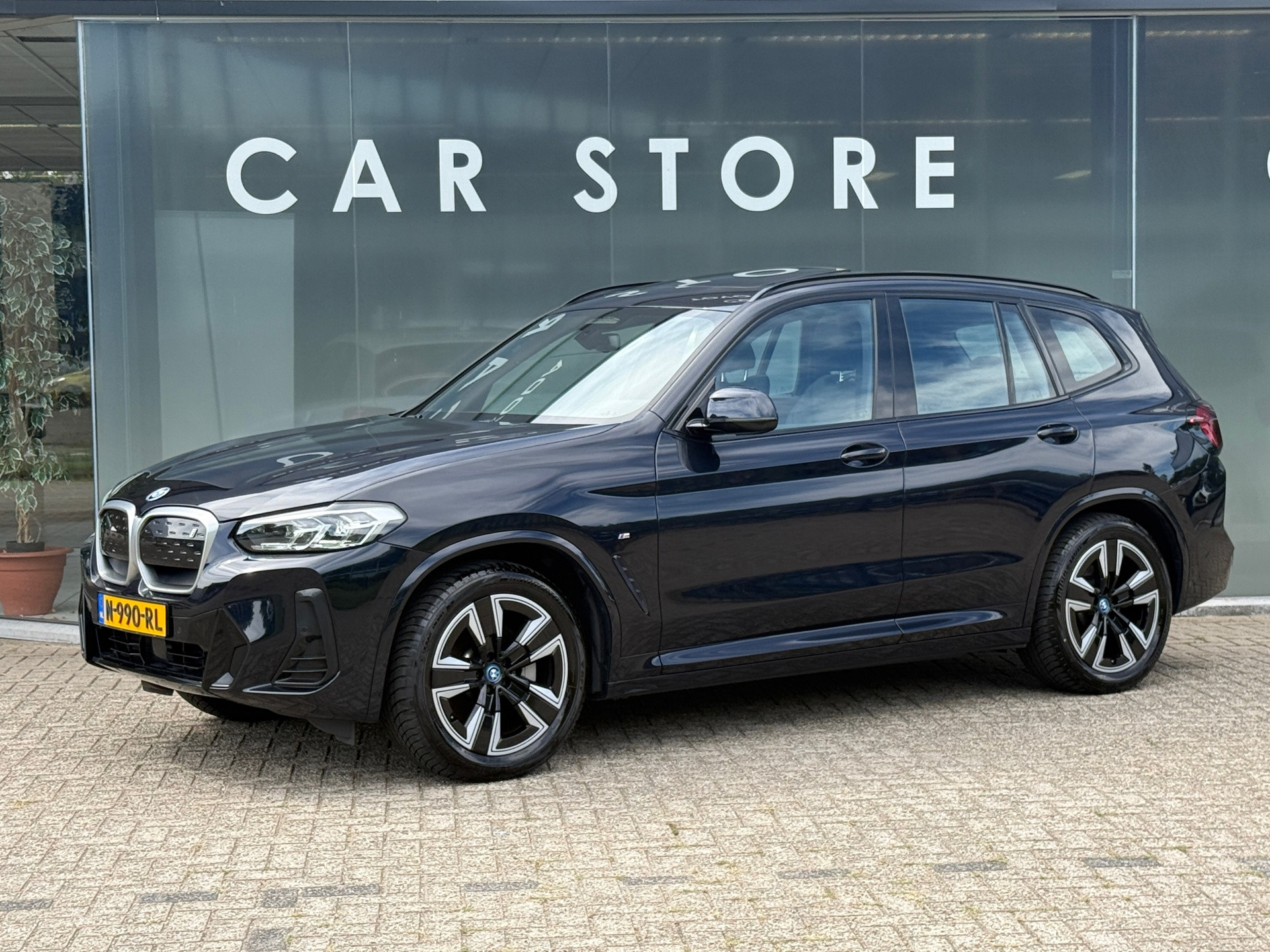 BMW Ix3 80 kWh 286pk Executive | SOH 98% | Trekhaak | Panoramadak | Facelift | Sensatec Zwart | M Sport | Camera | CarPlay | 19" 2021 - voorkant