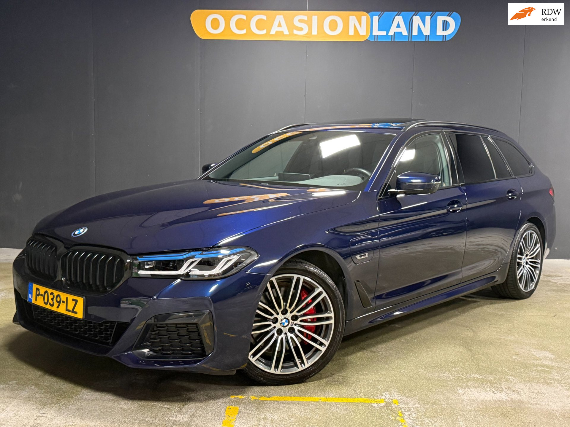 BMW 530e 530e Business Edition Plus M-Pakket|PANO|LASER|TREKHAAK|CARPLAY|CAMERA|PDC|SFEER|LEDER|MEMORY|DAB|19INCH| 2022 - voorkant